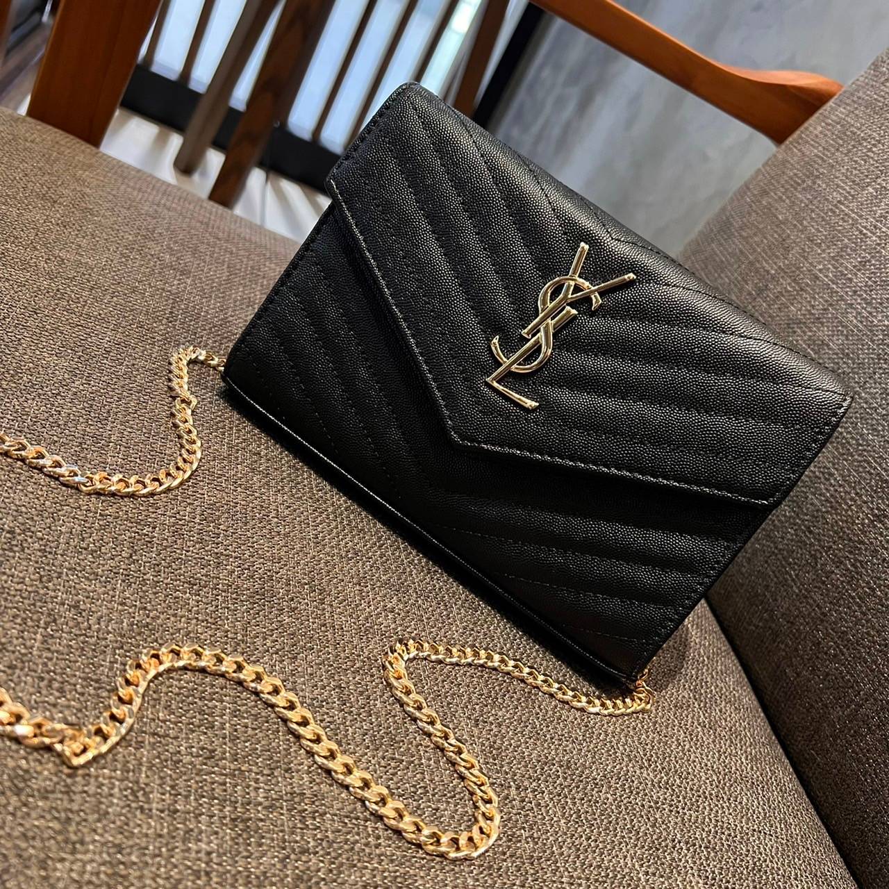 ไม่เคยผิดหวังจริงๆ!! กับรุ่นที่สาวๆรู้กัน Yves Saint laurent clutch bag with chain กระเป๋าสะพายทรง woc สุดฮอต ดีไซน์เรียบหรู โดดเด่นด้วยโลโก้ด้านหน้า เพิ่มดีเทลความผู้ดี วัสดุหนัง pepble ทนทาน ใช้งานง่ายเพียงแค่เปิด-ปิดด้วยกระดุมแม่เหล็ก ภายในแบ่งสัดส่วนไ