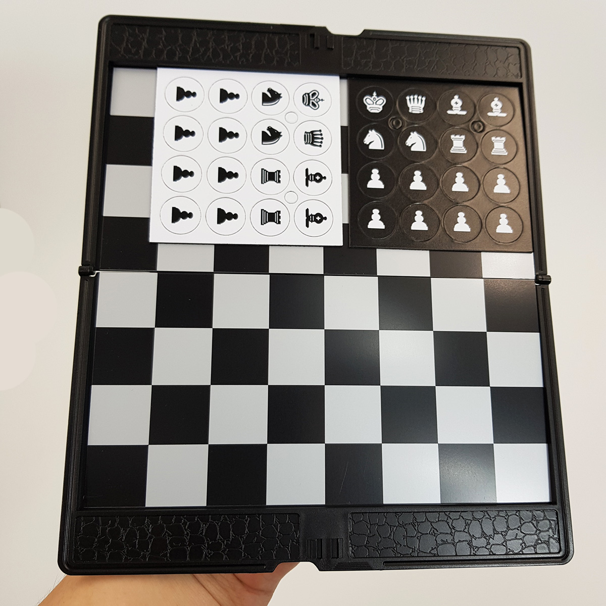 หมากรุกสากลชุดเล็กแบบพกพากระดานแม่เหล็ก