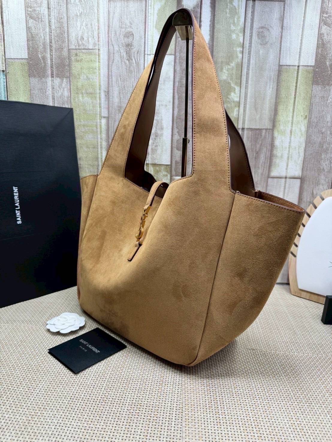 ORI หนังแท้ | YSL Le 5 À 7 Bea suede tote bag / YSL Hobo bag brown suede bag กระเป๋าทรงโท้ทงานหนังกลับ สวยเด่นเป็นเอกลักษณ์ ดีไซน์เรียบแต่มาก สวยดูแพง ภายในโล่งกว้าง จุของได้เยอะ