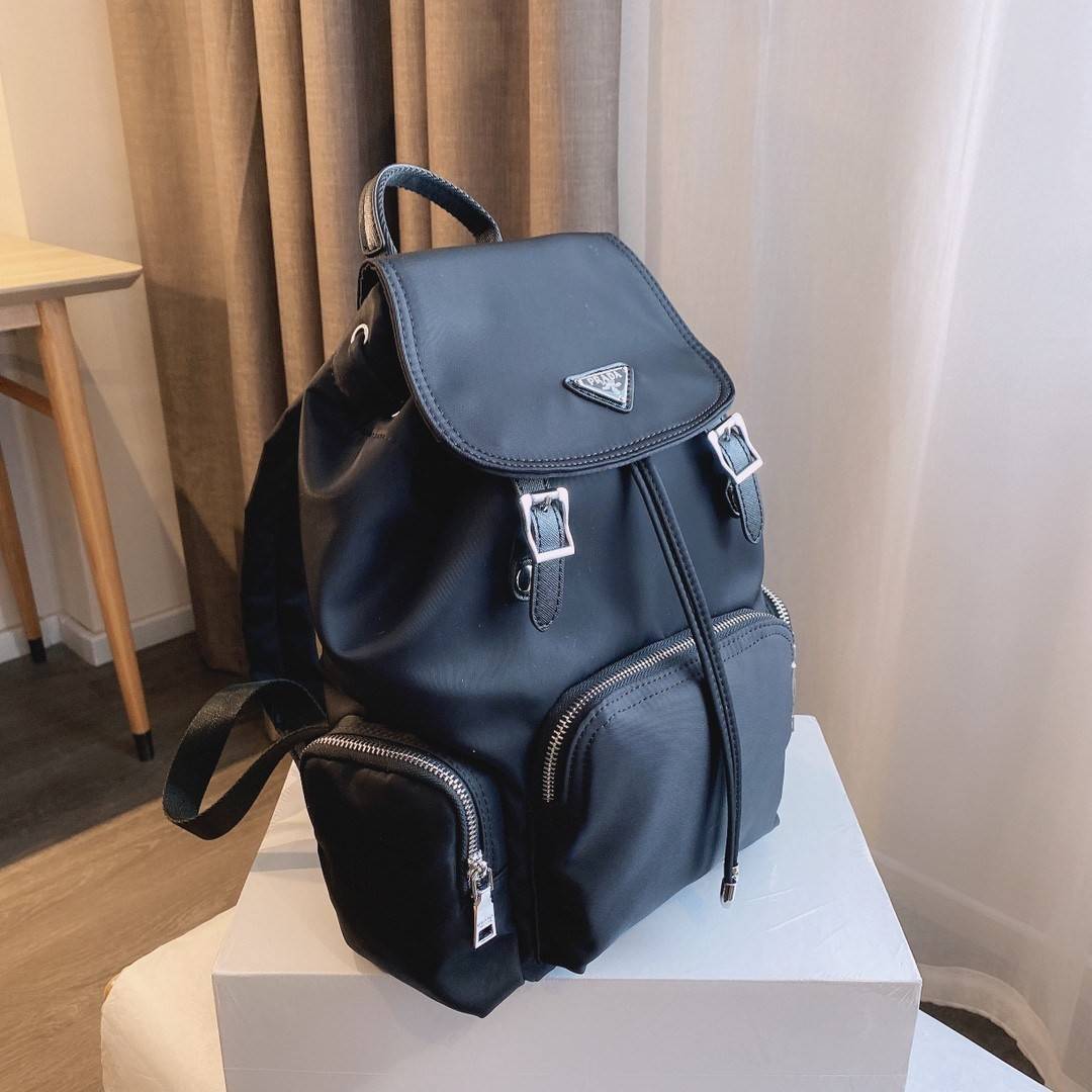 PRADA NYLON BACKPACK กระเป๋าสะพายเป้ วัสดุทำจาก ผ้าNylon คุณภาพดี สามารถกันน้ำได้ในระดับนึง เปิดปิดด้วยกระดุม จุของได้เยอะ สายสะพาย สามารถปรับได้ฟรีด้านหน้ามีช่อง ใส่ของได้ ด้านในมีช่องแบ่งหลายช่อง ใส่เอกสารA4 Ipad ได้ น้ำหนักเบา ใช้ได้ทั้งผู้ชายและผู้หญิ