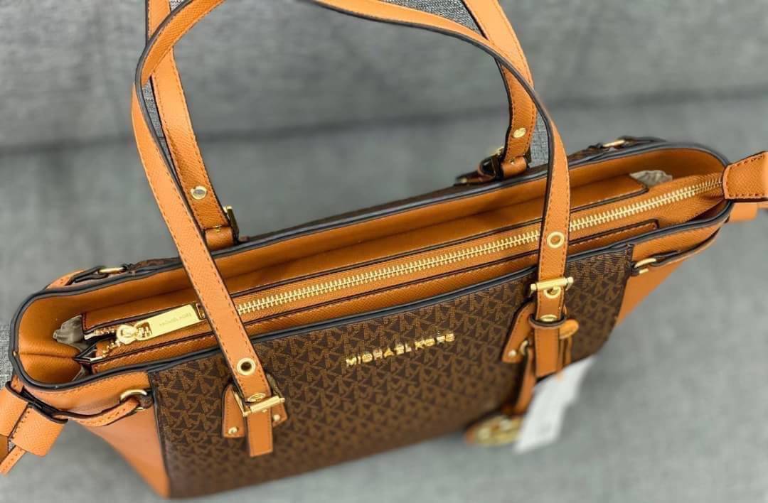 MICHAEL KORS TOTE BAG กระเป๋าสะพายไหล่ทรง Tote ใบใหญ่กำลังดีหนัง Saffiano สวยหรูอยู่ทรง ด้านหน้าประดับโลโก้สีทองสวย พร้อมอะไหล่ห้อยแบรนด์ ภายในมี 2 ช่องหลัก 1 ช่องซิปกลาง และช่องเล็ก ใส่ของจุกจิก และสายห้อยกุญแจ กว้างและจุ ใส่ ipad เอกสาร A4 กระเป๋าสตางค์