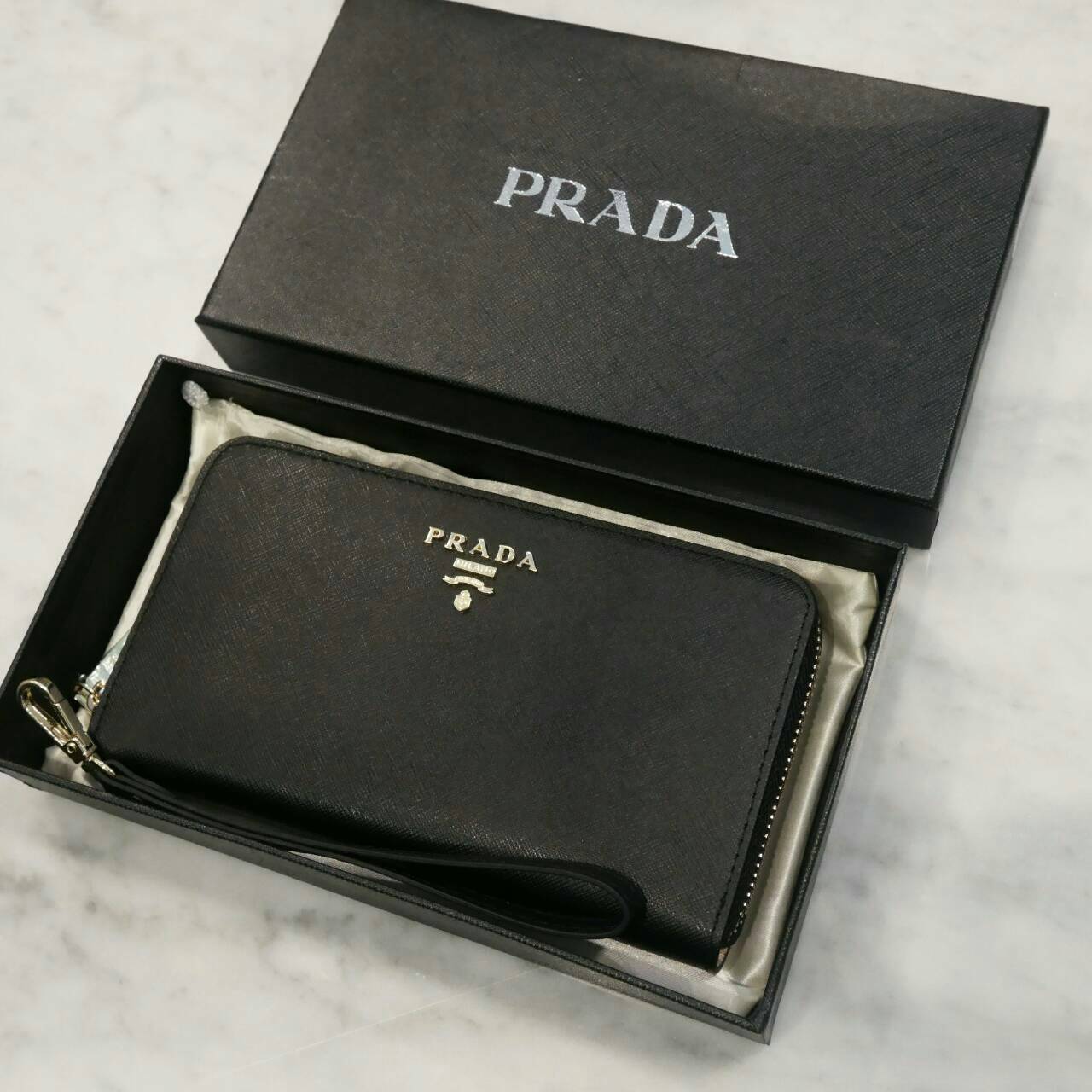 NEW Item! รุ่นที่รอคอย เข้าแล้วค้า กับงานพรีเมี่ยมกิ้ฟท์รุ่นหนัง ที่มีเพียงไม่กี่รุ่น Prada Wallet Saffiano กระเป๋าสตางค์ซิปรอบ **พร้อมสายคล้องมือ เปิดปิดด้วยซิป อะไหล่ทอง ปั้มแบรนด์ ทั้งใบ **จุดเด่น มีช่องใส่มือถือ ได้ถึงiphone7+ ใส่บัตรได้หลายช่อง ด้านใ
