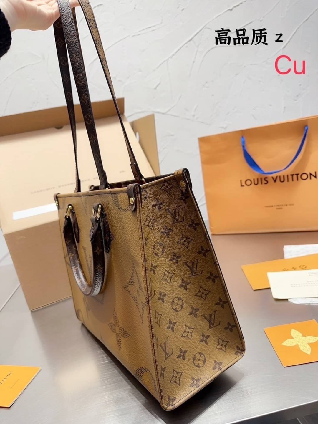 LV ONTHEGO Catogram Capsule Collection by Grace Coddington / LV CARRYALL TOTE กระเป๋าทรงโท้ทลายใหม่ น้องหมาน่ารัก น่าใช้ จุได้แบบจุกๆ ภายในโล่งกว้าง ภาพถ่ายจากงานจริง พร้อมส่ง