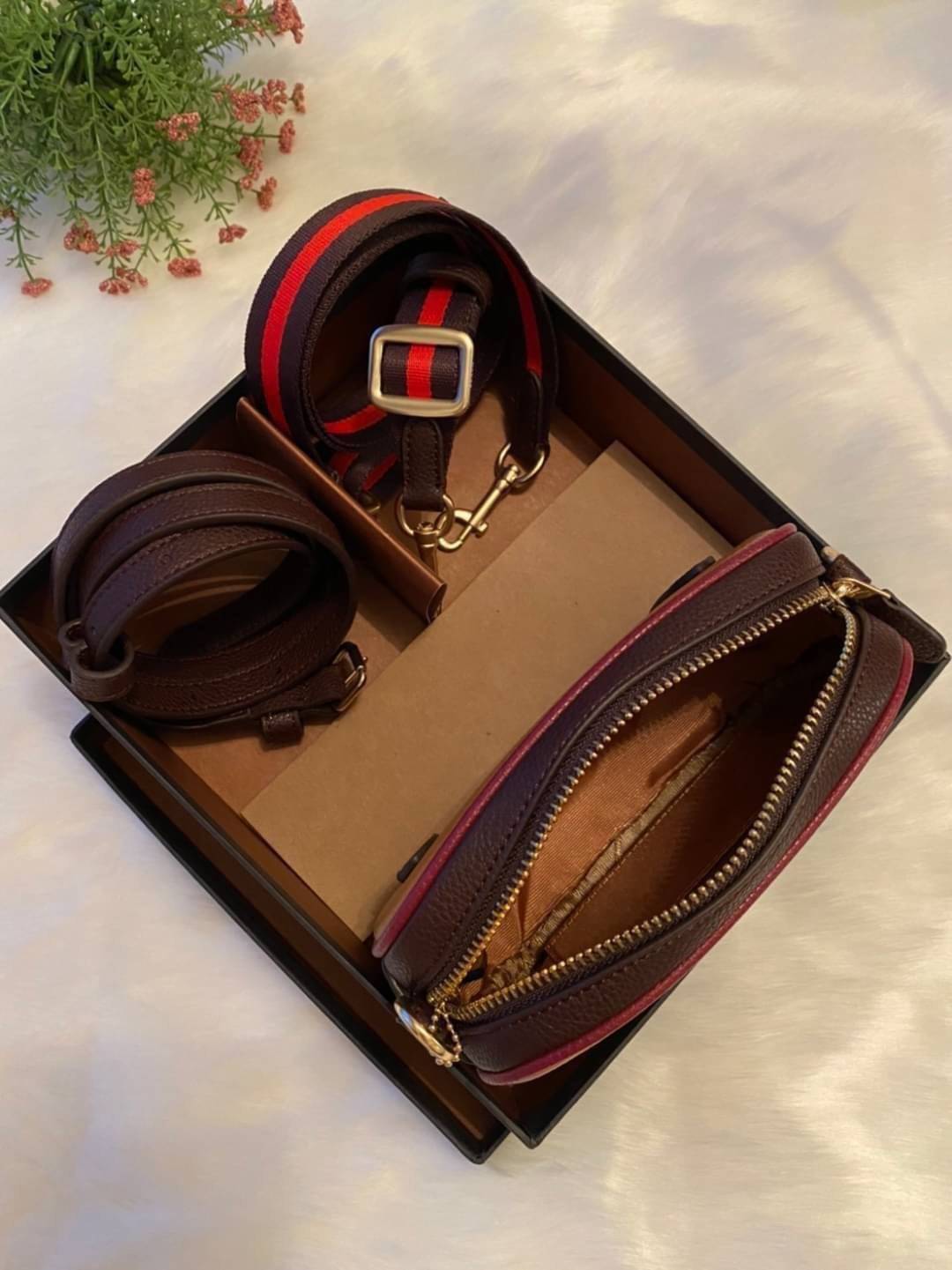 COACH JES CONVERTIBLE BELT BAG IN COLORBLOCK 2IN1 !! กระเป๋าคาดอก/สะพายข้าง ใช้ได้ถึง 2 แบบ!! คุ้มค่ามากที่สุด!! วัสดุหนัง pepble ดีไซน์เรียบ แต่หรู ภายในเป็นช่องโล่ง ใบนี้สาวๆที่ไม่ชอบพกของเยอะ เหมาะมากๆน้า 🙇♀️ ของดีราคาจับต้องได้ ไอเท็มนี