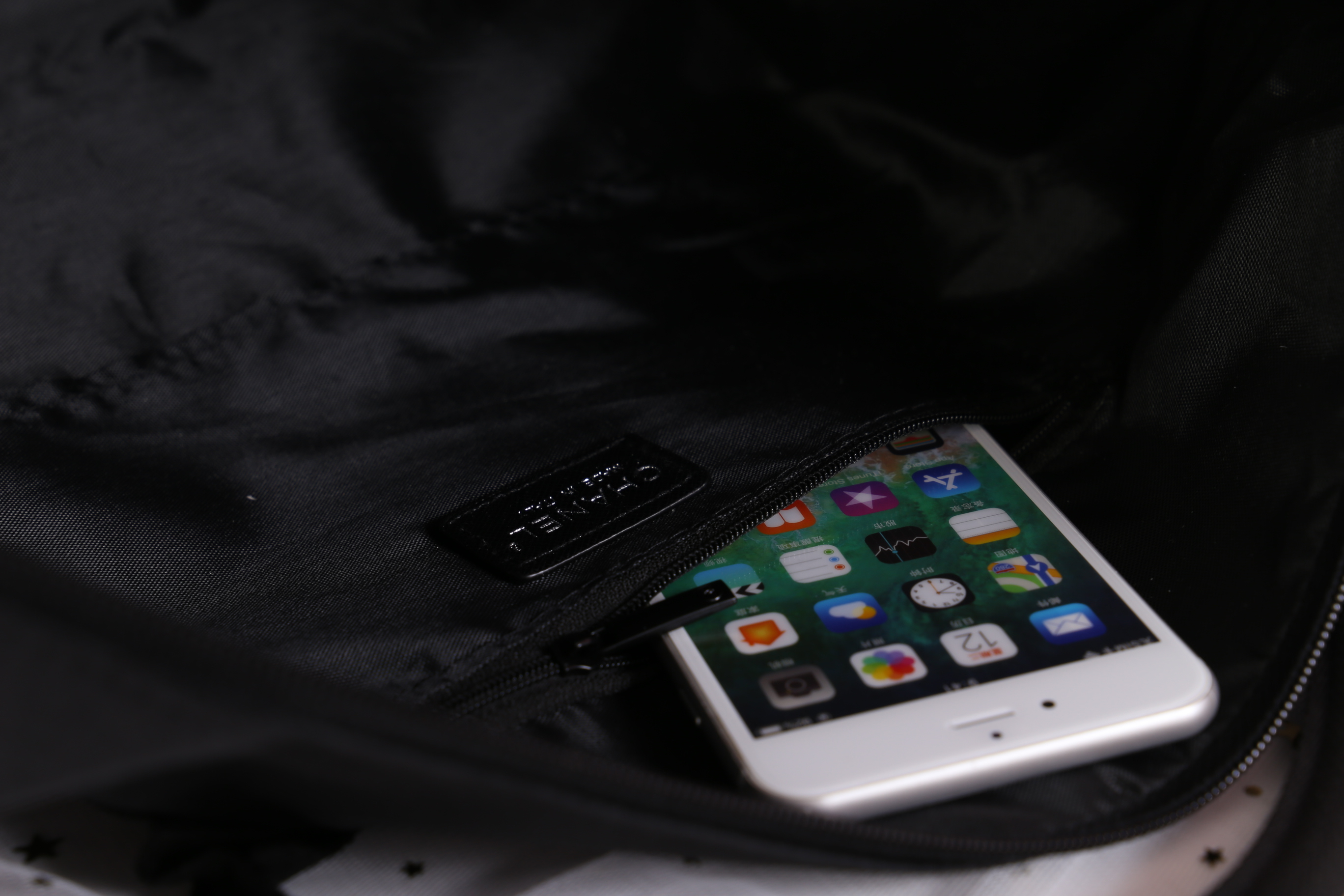 Chanel Duffel / Travel Bag กระเป๋าแบรนด์ Chanel VIP gift Bag ของแท้ 100% ใช้เป็นกระเป๋าเดินทางหรือหิ้วไปฟิตเนส ไปยิม เก๋ๆก็ได้ค่ะ หัวซิปปั้มโลโก้ ด้านในเป็นช่องกว้าง และมีอีกหนึ่งช่องซิป ทำจากผ้าหนาผิวมัน กันน้ำได้ ดูเรียบ แต่หรู มาพร้อมสายยาว ถอดสายได้ ก