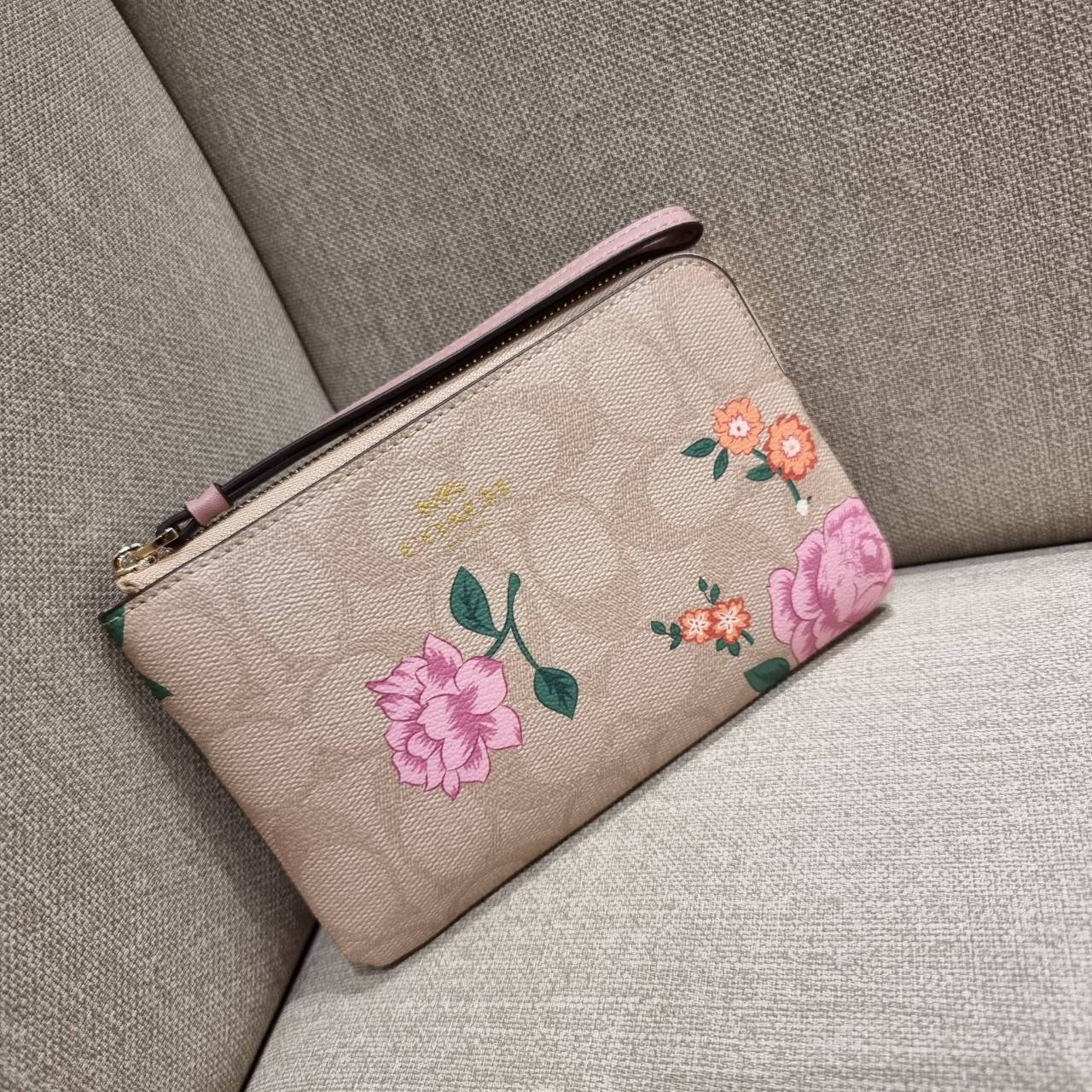 COACH 2972 CORNER ZIP WRISTLET IN SIGNATURE CANVAS WITH BUTTERFLY PRINT มาแล้วจ้า ไอเท็มสุดปัง!! ฮิตไม่เลิก!! พร้อมลวดลายสุดคิ้วท์ น่ารักน่าใช้ขึ้นไปอีก กระเป๋าคล้องมือ ขนาดเหมาะพกพา วัสดุหนังแคนวาส ภายในเป็นช่องโล่ง ใส่ธนบัตร หรือใส่บัตร ใส่เหรียญ ได้หมด