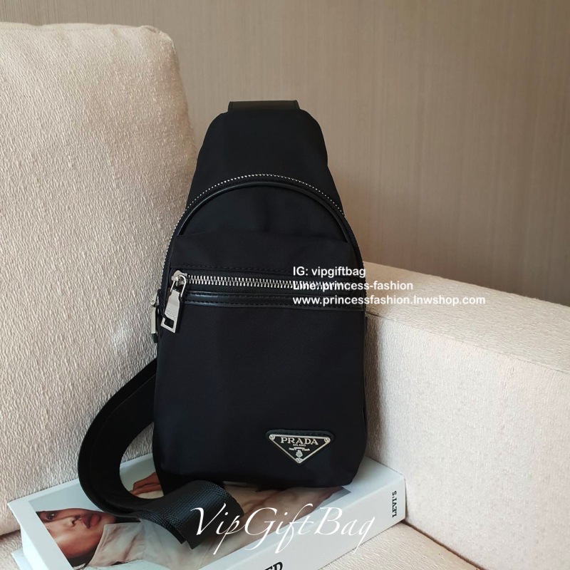 มาใหม่อีกหนึ่งรุ่น Prada เหมาะกับท่านชาย กับกระเป๋าคาดอก ทรงสวย ทรงฮิต วัสดุผ้า NYLON คุณภาพดี กันน้ำ100% ใส่ของได้หลากหลาย ตัวกระเป๋าอะไหล่สีเงิน มาพร้อมซิปด้านหน้ากระเป๋า ใส่ของได้หลากหลาย เพิ่มลุคเท่ในวันชิลๆให้กับคุ ผู้ชายที่สุด จะซื้อใช้เองหรือเป็นขอ