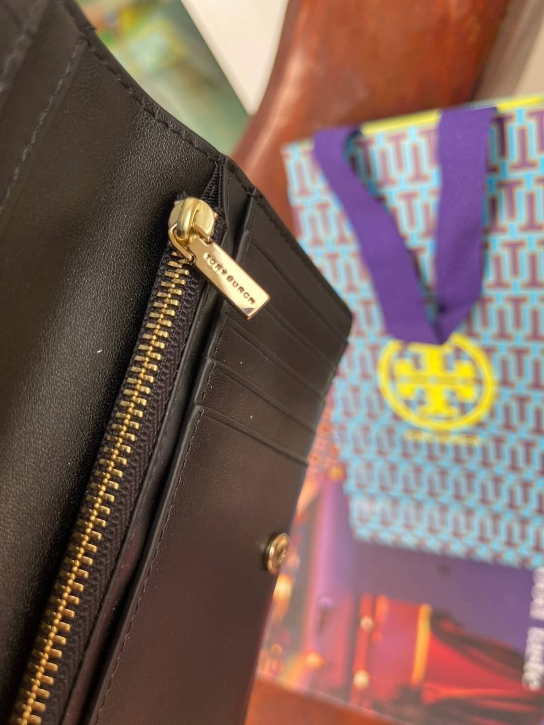 ของแท้ 💯% 】Tory burch kira chevron medium slim wallet กระเป๋าสตางค์หนังแกะขนาดmedium size การตัดเย็บหนังแกะแสนนุ่มแบบลายบุสองชั้น สัมผัสนุ่มควบคู่กับดีไซน์อันเป็นเอกลักษณ์ ดูแพงด้วยโลโก้ด้านหน้าสีทองสวยหรู