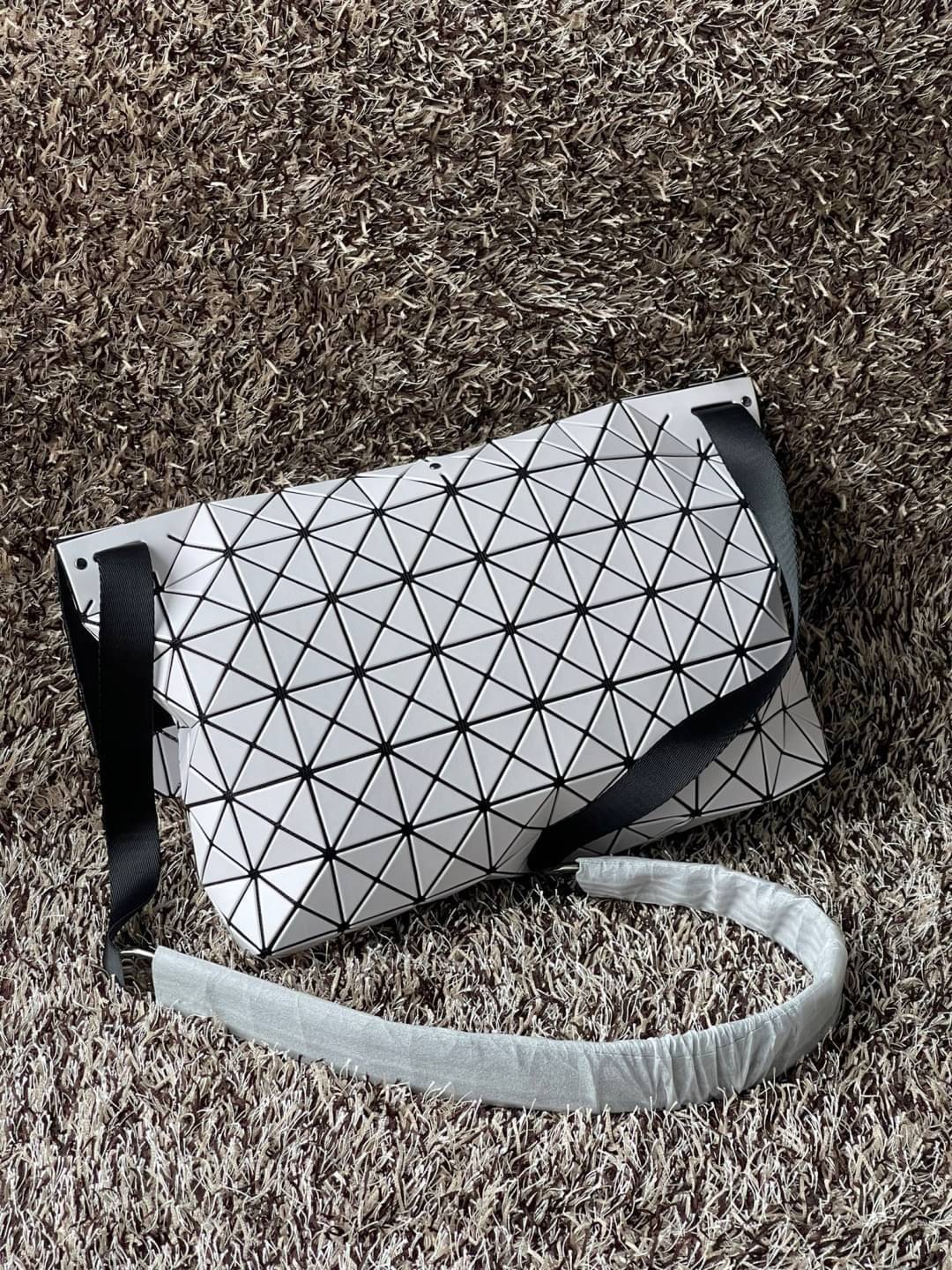 Baobao Issey Miyake Prism Sac ชาวมินิมอลทั้งชายและหญิงต้องถูกใจรุ่นนี้ เพราะ Prism Sac เป็นกระเป๋าแบบ unisex ที่มาพร้อมกับความเรียบง่ายของวัสดุเนื้อแมตต์ แต่ให้ลุคสไตล์เท่แบบคูลๆ โดดเด่นด้วยดีไซน์ที่ออกแบบมาให้ใช้งานที่ง่าย ตอบโจทย์ทุกสถานการณ์ฝาพับแบบเปิ