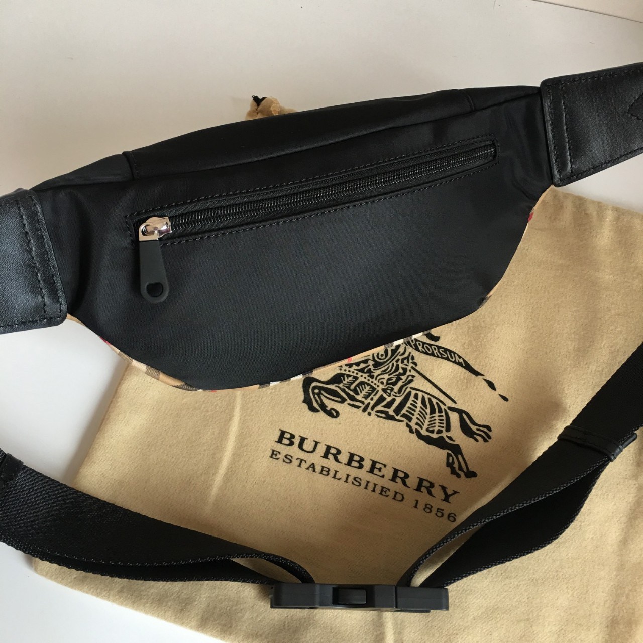 BURBERRY FRAGRANCES BAG VIP GIFT WITH PURCHASE (GWP) พรีเมี่ยมกิ๊ฟ Limited จากน้ำหอม BURBERRY วัสดุ Nylon & Canvas