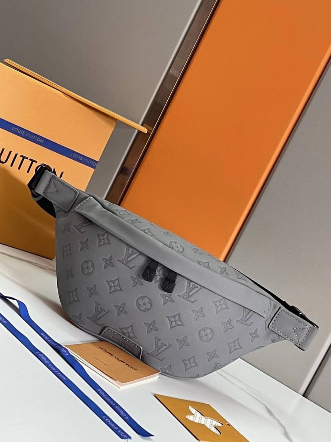 LV Discovery Bumbag Gray Monogram Shadow Kalbsleder / LV Belt Bag เกรดใช้งานสลับใบจริงได้ เทพออริจินอล เนื้องานสวยงาม หนังแท้ ใช้ได้ทั้งชายหญิง ภาพสินค้าถ่ายจากงานขายจริงใช้งานต่างประเทศได้
