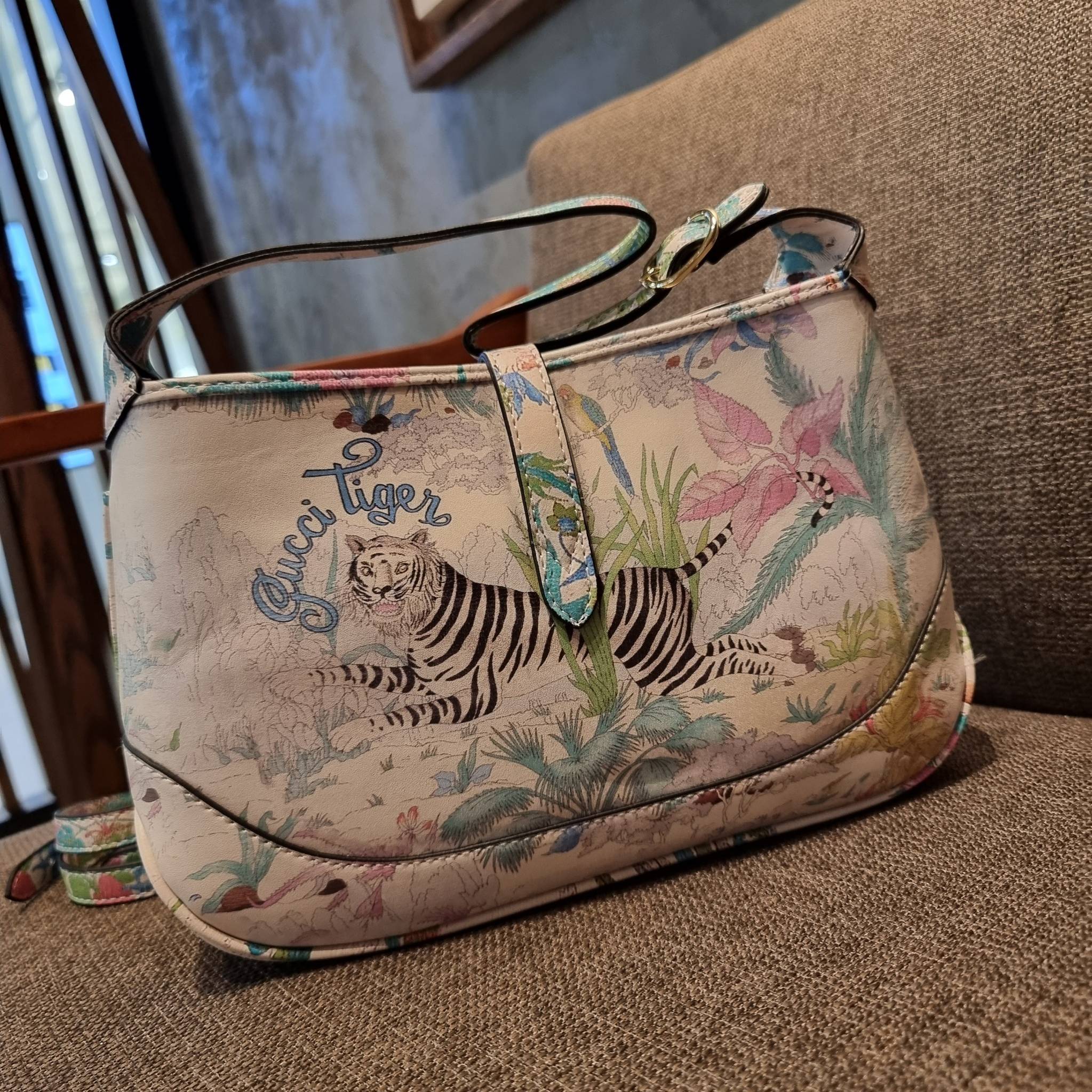 GUCCI SHOULDER BAG โปรเจคฉลองปีเสือ ปังฉุดไม่อยู่!! คอลเลคชั่นยอดฮิต GC multi bag ไซส์ใหญ่น่าสะพาย ดีไซน์ลวดลายชิคมากๆ!! โดดเด่นไม่ซ้ำใคร กับกระเป๋าสะพายวีไอพี พรีเมี้ยมกิ๊ฟที่จะทำให้หลงรักกันไปแบบสุดๆ มีดีเทลแฝงความหรูในตัว วัสดุหนังสังเคราะห์พรินท์ลายคม