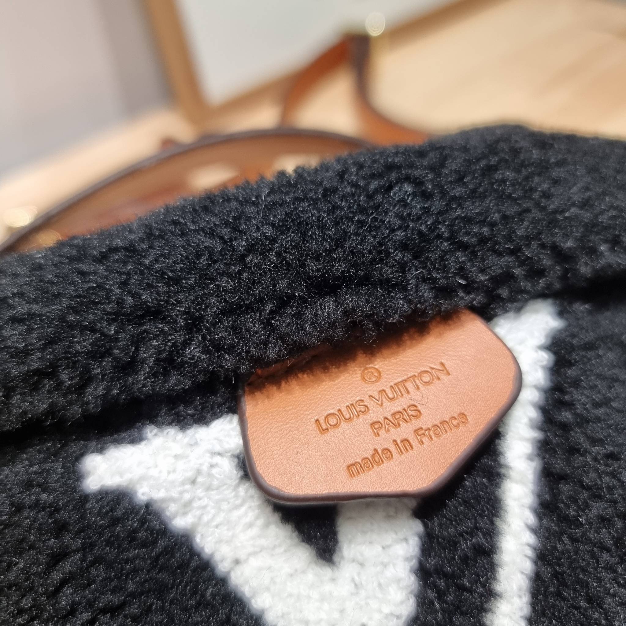 LV BUM BAG MONOGRAM TEDDY FLEECE / LV Teddy Limited Edition Bumbag ไอเท็มที่ต้องมี กับกระเป๋าคาดอก ดีไซน์เอกลักษณ์ โดดเด่นด้วยจัมโบ้ฟ้อนท์สีตัดกับตัวกระเป๋า เปิด-ปิดด้วยซิป ภายในเป็นช่องโล่ง โดยตัวกระเป๋าจะมีหูจับในตัว และสายสะพายที่สามารถปรับได้ตามตัว รุ