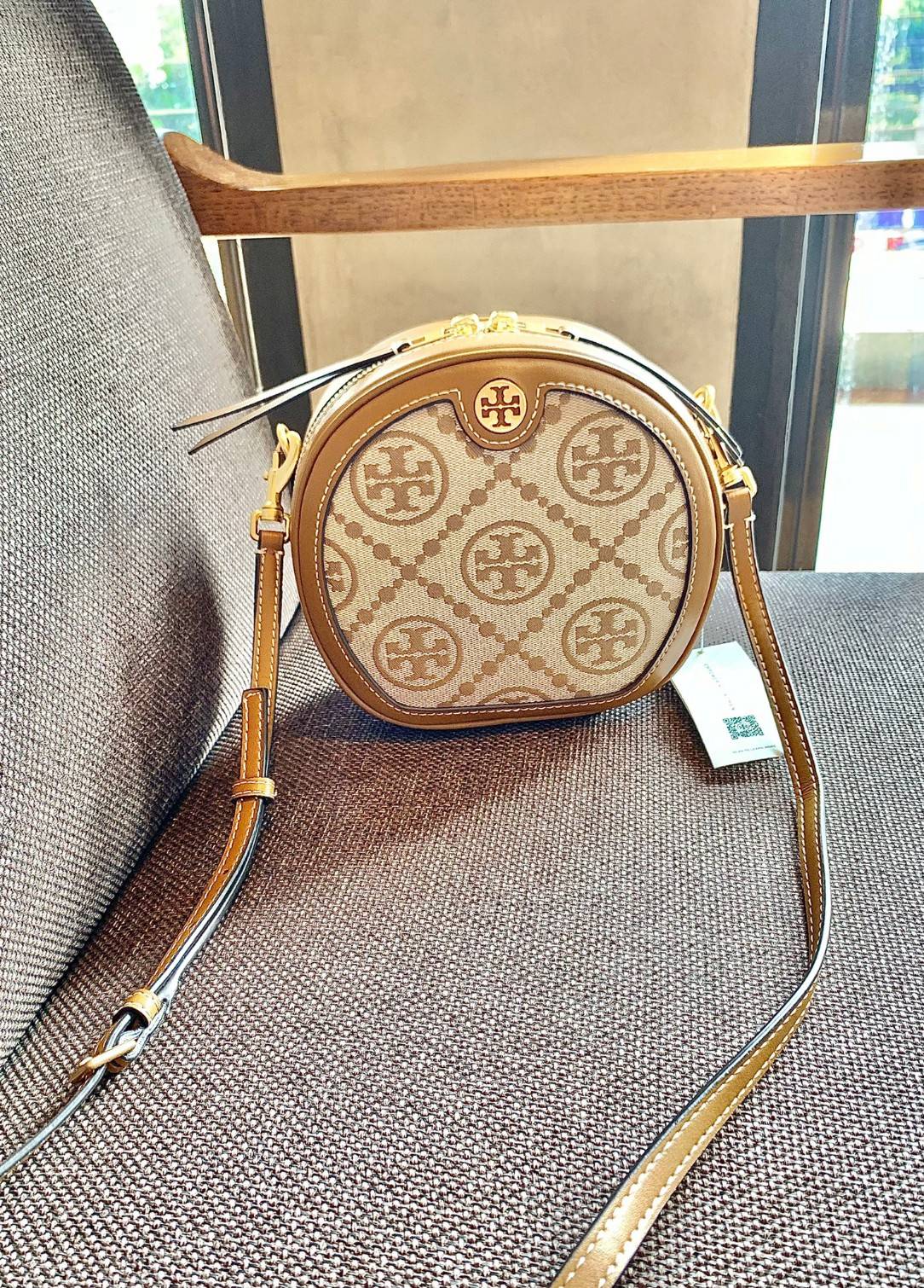 TORY BURCH T MONOGRAM JACQUARD CIRCLE BAG ((Large size)) พร้อมส่งที่ไทย สวยก่อนใครที่นี่! กระเป๋าจาก Tory burch รุ่นนี้มาในสไตล์ทรงวงกลม สุดคลาสสิค ดูคล่องตัวมากขึ้น วัสดุJacquardทอลายแบรนด์+ขอบหนังแท้ ได้ลงตัวสวยงามอยู่เหมือนเดิมค่ะ