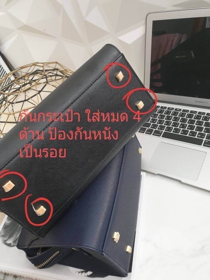 Keep Nova handbag กระเป๋าทรงสวยสุดคลาสสิคที่ทำมาจากหนัง saffiano ตัวกระเป๋าขนาดกำลังดีไม่เล็กไม่ใหญ่เกินไป หูจับยาว 3 ถึงหรือจะใช้สะพาย ท่ารำตัวได้มีสายยาวให้ปากกระเป๋าปิดด้วยซิปอย่างดี น้ำหนักเบาภายในกระเป๋ามีช่องเก็บของจุกจิกถึง 2 ด้าน อ้วนกระเป๋ามีหมุด