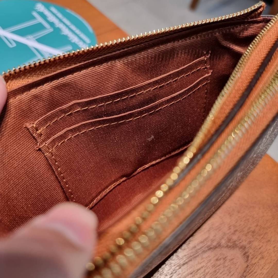 COACH F87591 DOUBLE CORNER ZIP WALLET IN SIGNATURE COATED CANVAS คล้องมือรุ่น 2 ซิป!! มาแล้วจ้า 🌟🤗 ไซส์นี้คือเหมาะมือจริงๆ พกง่ายเช่นเคย ไม่ต้องกังวลว่าจะเกะกะหรือกินพื้นที่กระเป๋าหลัก วัสดุหนังแคนวาสเคลือบลาย มีช่องหลักแยก 2 ช่อง ภายในบุผ