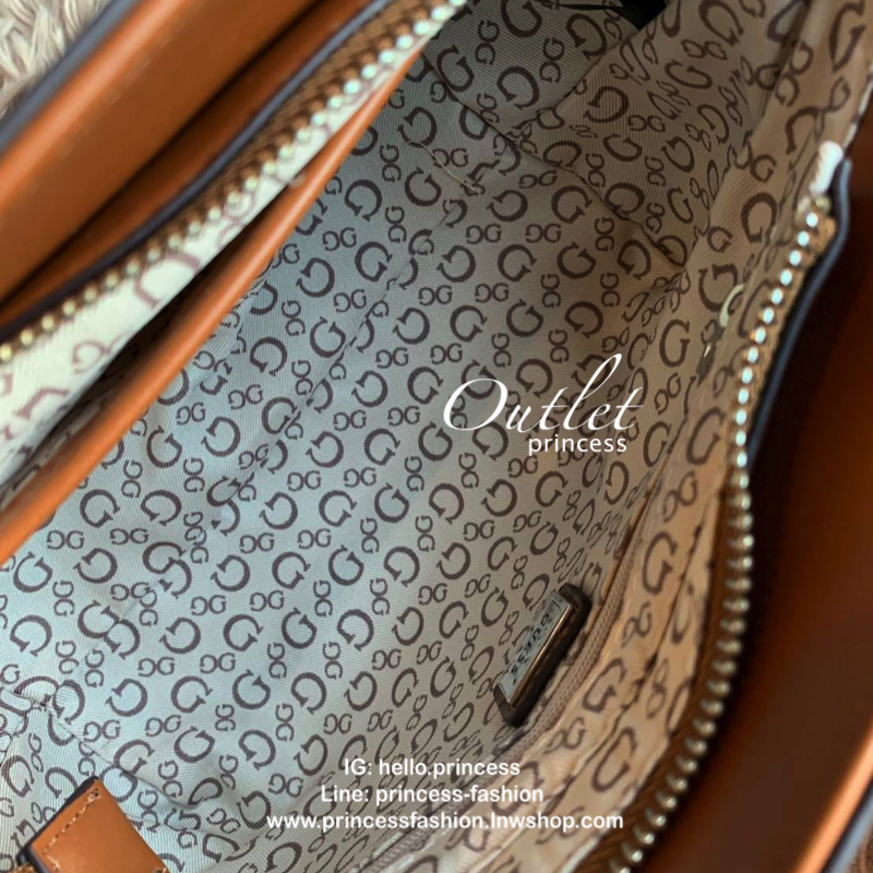 Guess Trylee Cross Body Bag รีออเดอร์รุ่นขายดี!! กับกระเป๋าทรง crossbody ใบนี้ ขนาดกำลังดี ใส่กระเป๋าสตางค์ทรงยาวพร้อมกับมินิไอแพคได้ เปิดปิดด้วยซิปเดียวด้านบน ภายในบุผ้าลาย signature ของ guess มาพร้อมสายสะพายยาว106cmปรับระดับได้ถึง 5 ระดับสามารถถอดสายได้