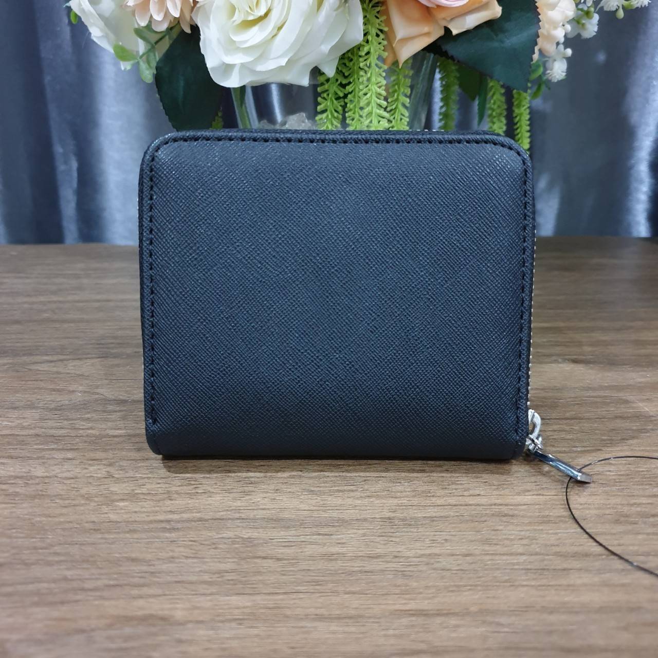 พร้อมส่งรุ่นหายาก! GUESS FACTORY WOMEN'S ZIP AROUND SHORT WALLET กระเป๋าสตางค์สั้นพับ2ตอนซิปรอบหนัง Saffiano ด้านหน้าประดับโลโก้แบรนด์สวยหรู ภายในมีช่องใส่ธนบัตร ใส่แบงก์พัน ช่องใส่เหรียญ และช่องใส่บัตรหลายช่อง ตัวจริงสวยน่าใช้ ภาพถ่ายจากสินค้าจริงค่