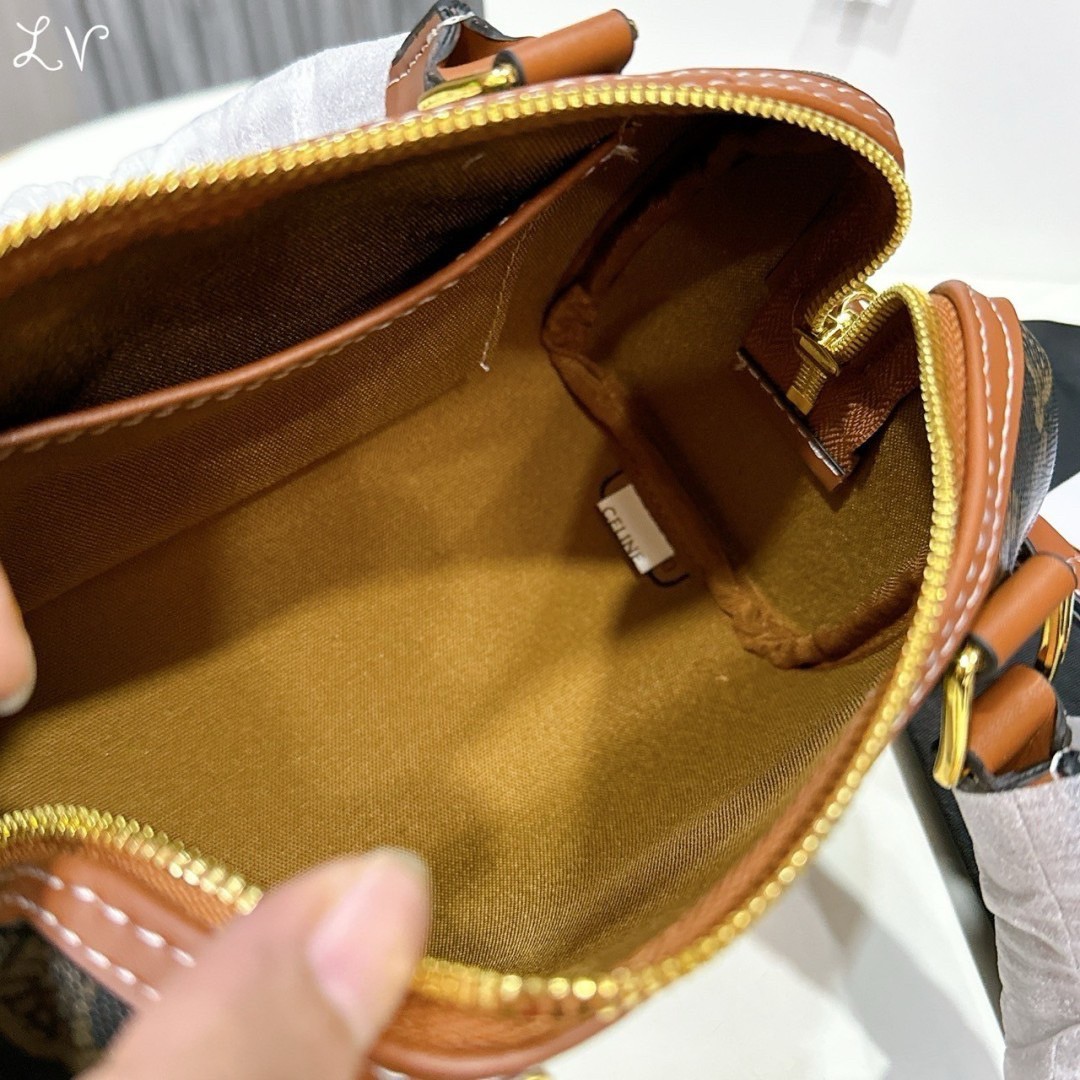 CELINE Small BOSTON bag in Triomphe canvas and Leather กระเป๋าสะพายทรงบอสตันสุดคลาสสิค ฮิตสุดๆในเกาหลี ไอเท็มแนะนำ! ไซส์เล็กน่ารัก ใช้ได้ทั้งหนุ่มๆและสาวๆ