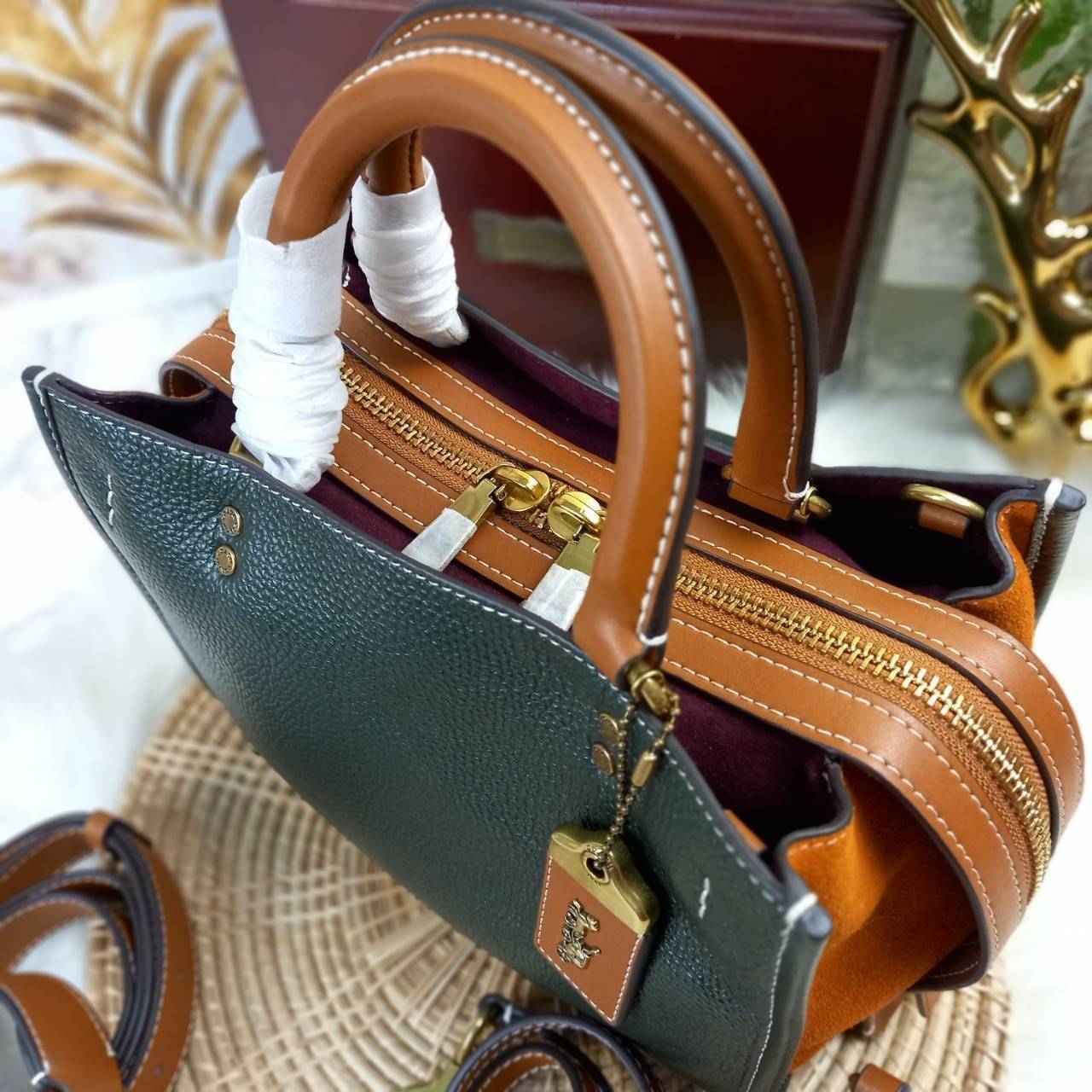 OUTLET 】COACH ROGUE 25 IN COLORBLOCK (C5575) ที่สุดแห่งความหรูหรา สุดคลาสสิค 🌺กระเป๋าหนังแท้คุณภาพเยี่ยม สัมผัสนิ่มละมุนจนต้องหลงรัก ด้านข้างเพิ่มความสวยเก๋ด้วยหนังกลับ อยู่ทรงสุดสวย น่าใช้ น่ามอง จนใครๆต้องเหลียวหลังตาม//ด้านในมี 2 ช่องกว้าง กับอ