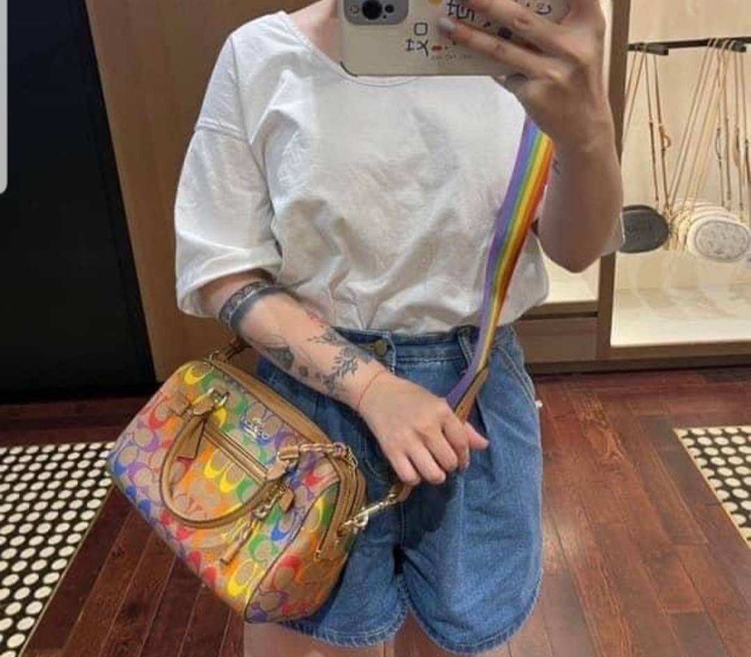 COACH ROWAN SATCHEL IN RAINBOW SIGNATURE CANVAS (COACH C4396)🌈 คอลเลคชั่นที่มาแรงที่สุด ร้อนแรงได้อย่างไม่มีแผ่วลงเลยสักนิด! โดดเด่น สดใส สะดุดตา🌈 ระดับตัวTOP ต้องยกให้เธอเลย กับ COACH ทรงหมอน 10" คอลเลคชั่นนี้// วัสดุหนังแคนว