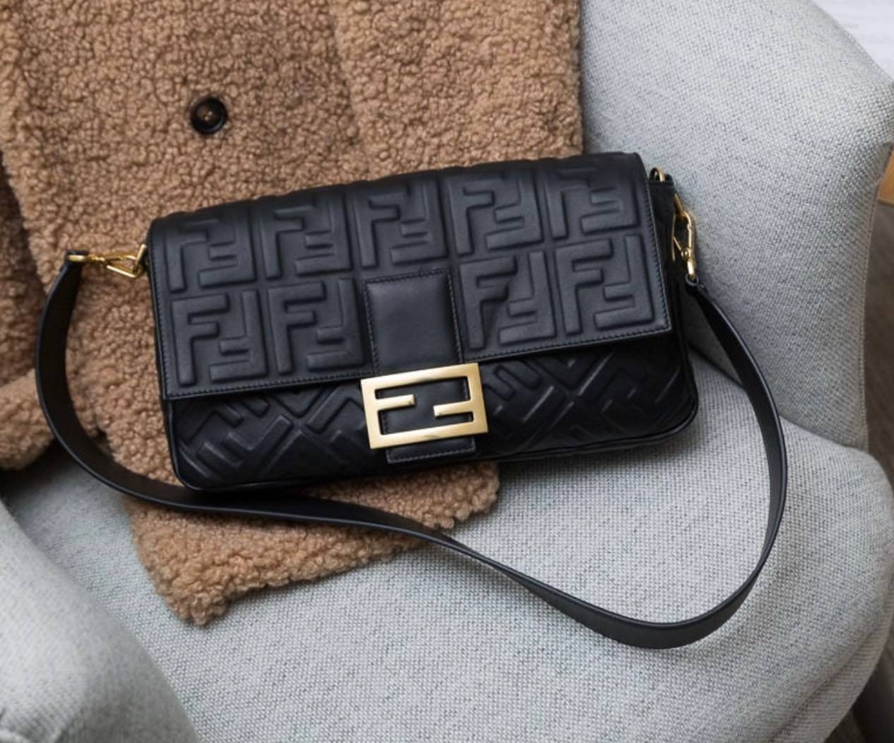 รุ่นใหม่แนะนำ!! **สวยหรูมาก กับ FENDI BAGUETTE BAG วัสดุหนังแท้ทั้งใบ ปั้มจมสัญลักษณ์แบรนด์สวยหรูมาก ด้านในบุผ้าปั้มแบรนด์ เปิดปิดด้วยกระดุมแม่เหล็ก ช่องโล่งกว้างพร้อมช่องซิป สามารถใส่ กระเป๋าสตางค์ยาวได้ มือถือได้ทุกรุ่น มาพร้อมสายสะพาย2แบบ ถอดปรับเปลี่ย