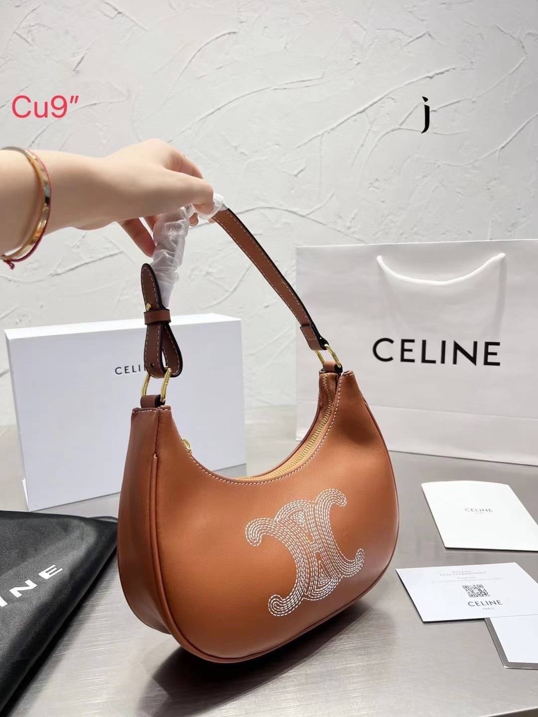 CELINE Ava Bag in Smooth Calfskin with Triomphe Embroidery กระเป๋าคล้องไหล่ซีลีนรุ่นใหม่ โลโก้งานปัก เรียบหรูและคลาสสิกมากๆ เข้ากับการแต่งตัวหลายสไตล์ ใช้ได้ทั้งกลางวันและกลางคืน หากสาว ๆ คนไหนที่กำลังมองหากระเป๋าสะพายไหล่ใบเล็กและ Practical เราขอแนะนำรุ่