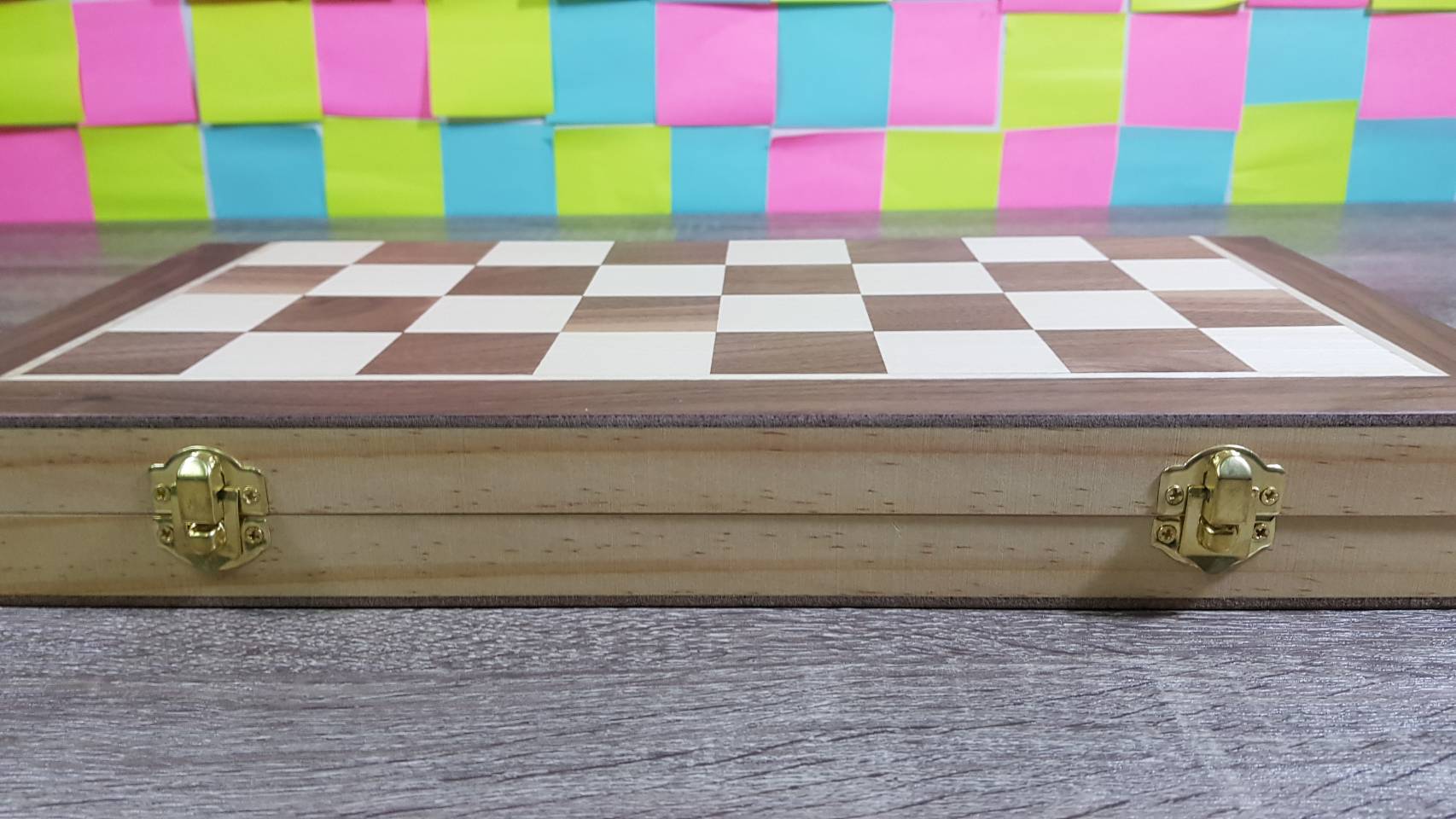 ชุดหมากรุกสากลแบบตัวไม้กระดานไม้และเป็นแม่เหล็กมีช่องเก็บหมากอย่างดี (ขนาดกระดาน39x39cm.)