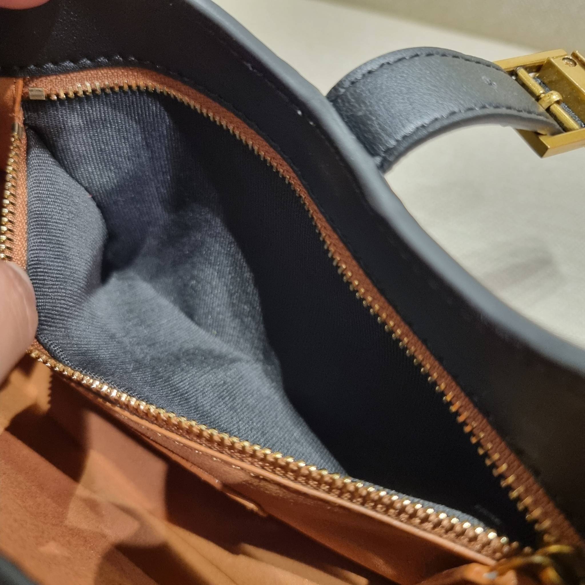 Yves Saint laurent le fermoir hobo bag in shiny leather / YSL hobo bag กระเป๋าสะพายไหล่ ดีเทลหรู สวยครบทุกมุม ตอบโจทย์สาวๆทุกไลฟ์สไตล์ เพราะใช้งานได้ง่ายและสะดวก vip พรีเมี่ยมกิ๊ฟจาก dytyfree วัสดุหนังวัวแท้เต็มใบ สัมผัสดีงามมากๆ น้ำหนักเบา ดูแพงที่สุด ปา