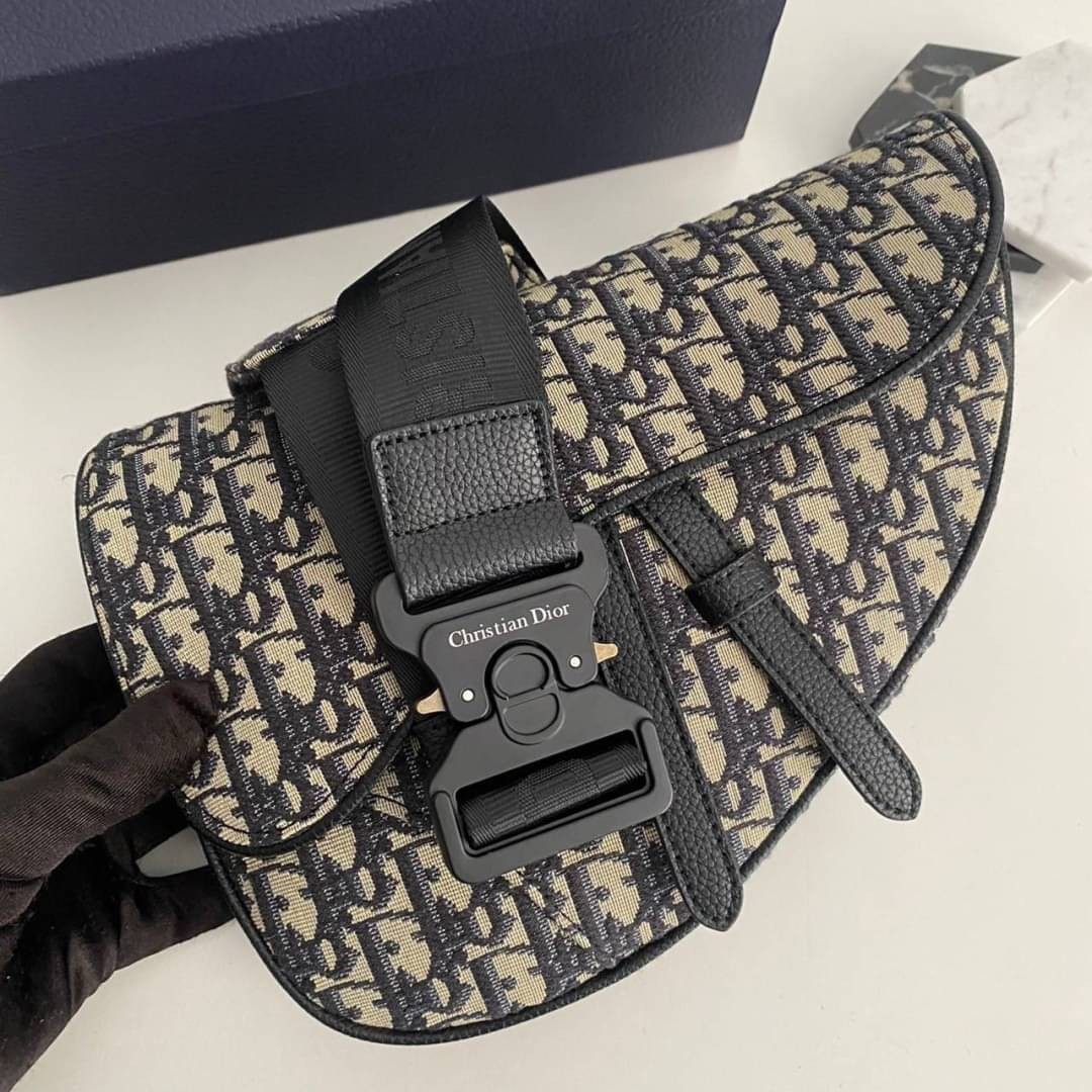 Dior Saddle Crossbody Bag Oblique / Dior Belt Bag เกรดใช้งานสลับของแท้ เกรดออริจินอล พร้อมส่ง กระเป๋าสะพายข้างสุดเท่แบรนด์ดัง สายปรับขนาดได้ตามต้องการ คุณภาพดี ทนต่อการใช้งาน ใส่ของไก้เยอะจุใจ ภาพสินค้าถ่ายจากงานขายจริง ใช้งานต่างประเทศได้