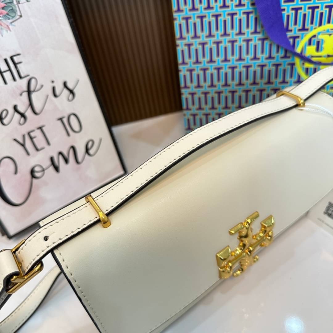 TORY BURCH ELEANOR SMALL LONG CONVERTIBLE SHOULDER กระเป๋าสะพายทรงยาว E/W Eleanor Convertible สูดหรู ดูแพง หนังแท้ เรียบสวยหรู โดดเด่นด้วยป้ายโลโก้สีทอง ลาย Double T อันเป็นเอกลักษณ์ ภายในช่องโล่งกว้างสามารถใส่โทรศัพท์ได้ทุกรุ่น สามารถใส่กระเป๋าสตางค์ใบยา
