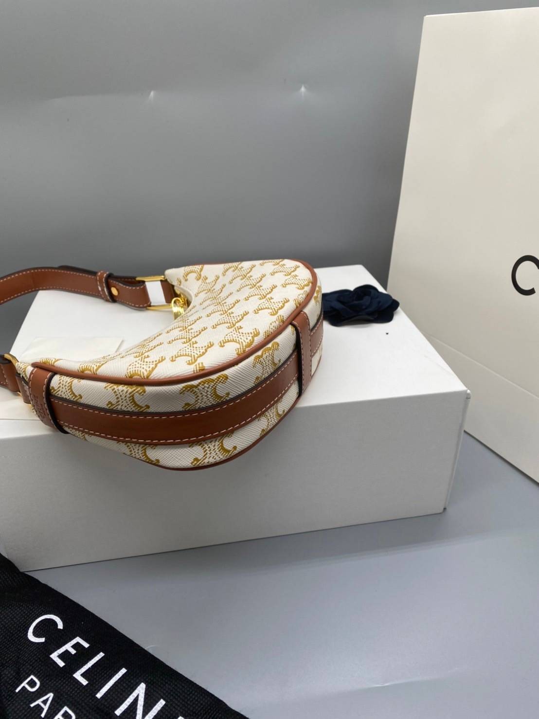 CELINE MINI SHOULDER BAG Celine Vintage Classic MINI Ava bag กระเป๋าสะพายไหล่ใบเล็กน่ารักมากก ขนาดใหม่ น้องน่ารักมากก คาเฟ่จ๋าาาา น้องมาล๊าววว วัสดุ TRIOMPHE CANVAS ดีไซน์สวยหรูฮิตสุดในเกาหลี! หนังสวยอยู่ทรงกันน้ำ เปิดปิดด้วยซิปแบรนด์สีทอง สายสะพายหนังปรั