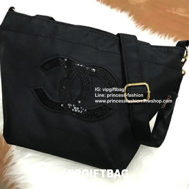 Chanel Beaute Black Sequin Shopping Bag กระเป๋าสะพาย ShoppingBag พรีเมี่ยมกิ้ฟ Limited Edition ของแท้นำเข้าจากเคาน์เตอร์ Chanel Beaute รุ่นใหม่ขนาดมินิประดับคริสตัลสีดำโลโก้ CC สุดคลาสสิคเปิดปิดด้วยซิปหัวซิปแบรนด์ ภายในมีโลโก้และช่องซิป ซับใน Polyester 10
