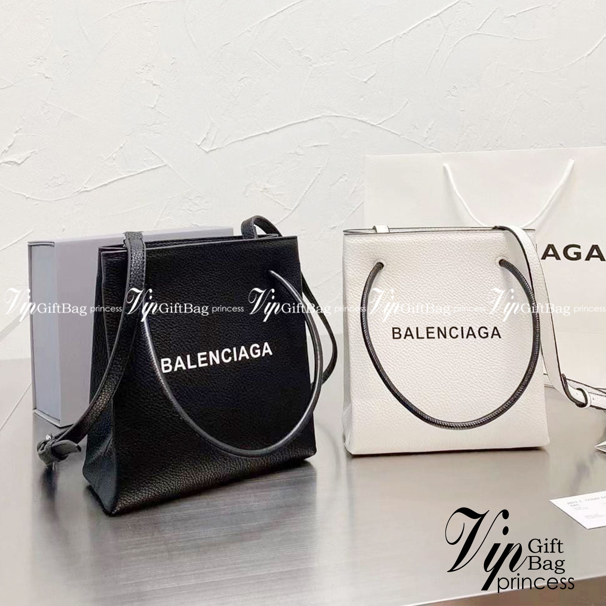 BALENCIAGA Shopping Tote Bag กระเป๋าทรงช็อปปิ้งทรงโท้ท ภายในโล่งๆไปเลย ใส่ของได้สบายๆ จุใจแบบเน้นๆ มาพร้อมสายสะพายครอสบอดี้จะคล้อง จะสะพายข้าง ก็สวยเลิศ ราคานี้คือคุ้มที่สุด ต้องมีแล้วจ้าไอเท็มเด็ดแบบนี้