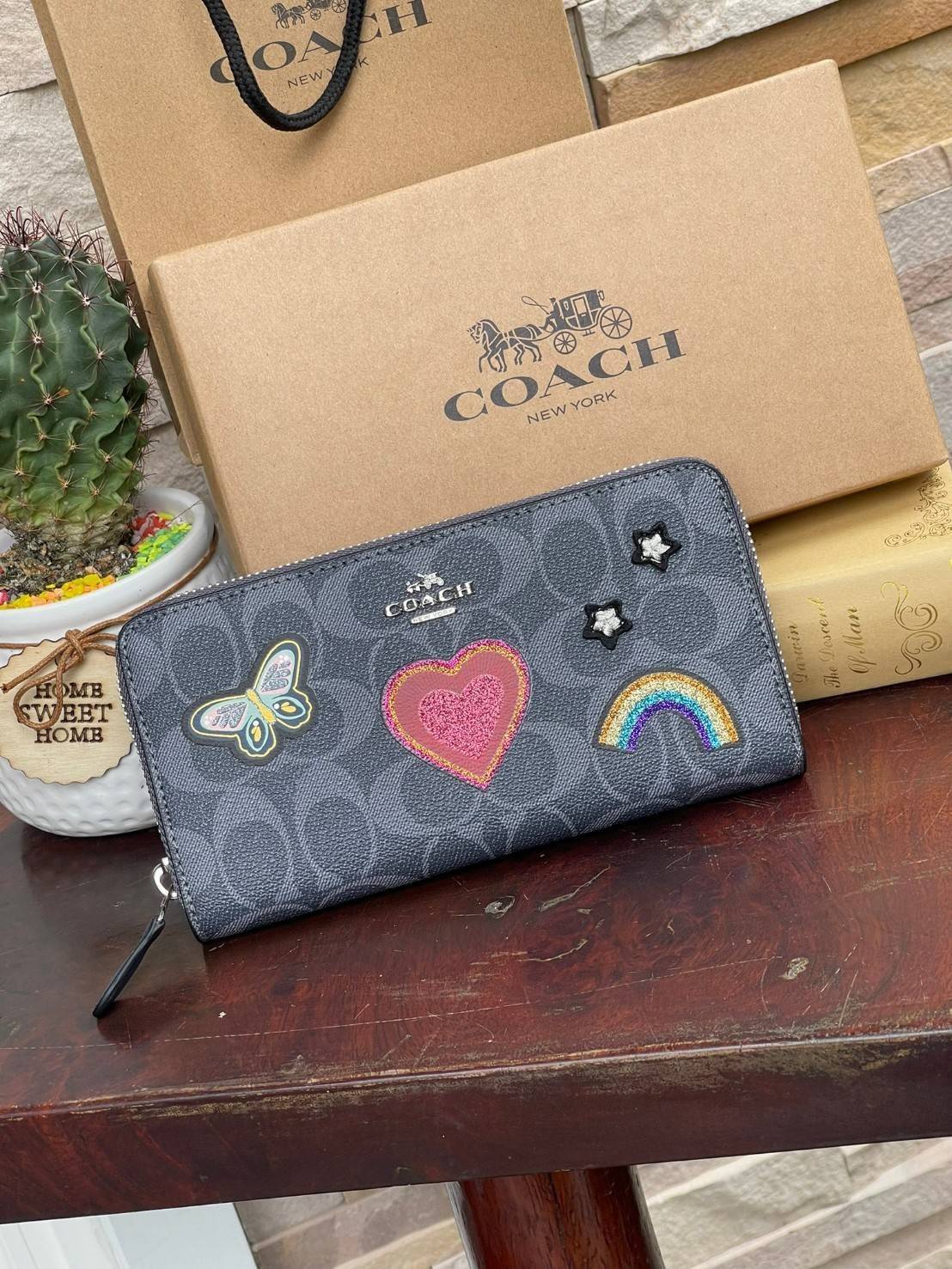COACH ACCORDION ZIP WALLET IN SIGNATURE CANVAS กระเป๋าสตางค์ใบยาวนี้ที่เหมาะกับการใช้งานทุกรูปแบบ นอกจากเพิ่มความมั่นใจแล้ว ยังทำให้ชีวิตของเราง่ายขึ้นอีกด้วย โดยการเปิดปิดแบบซิปรอบ สามารถใส่ธนบัตร เหรียญ บัตรต่างๆได้หลายใบเลยทีเดียว ขนาดของกระเป๋าสามารถถ