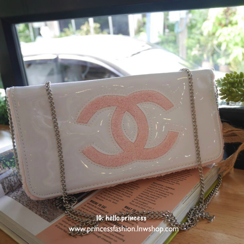 Chanel shoulder & cluth bag กระเป๋าสะพายทรง cluth ขนาดกำลังน่ารัก วัสดุหนังแก้ว เปิดปิดด้วยกระดุมแม่เหล็ก ภายในโล่งบุเฟอขนนุ่ม ใส่กระเป๋าสตางค์ยาวได้ มาพร้อมสายสะพายโซ่ หรือจะเก็บสายถือเป็น cluth ออกงานก็ดูดี มากับราคาสุดคุ้มค่ะ