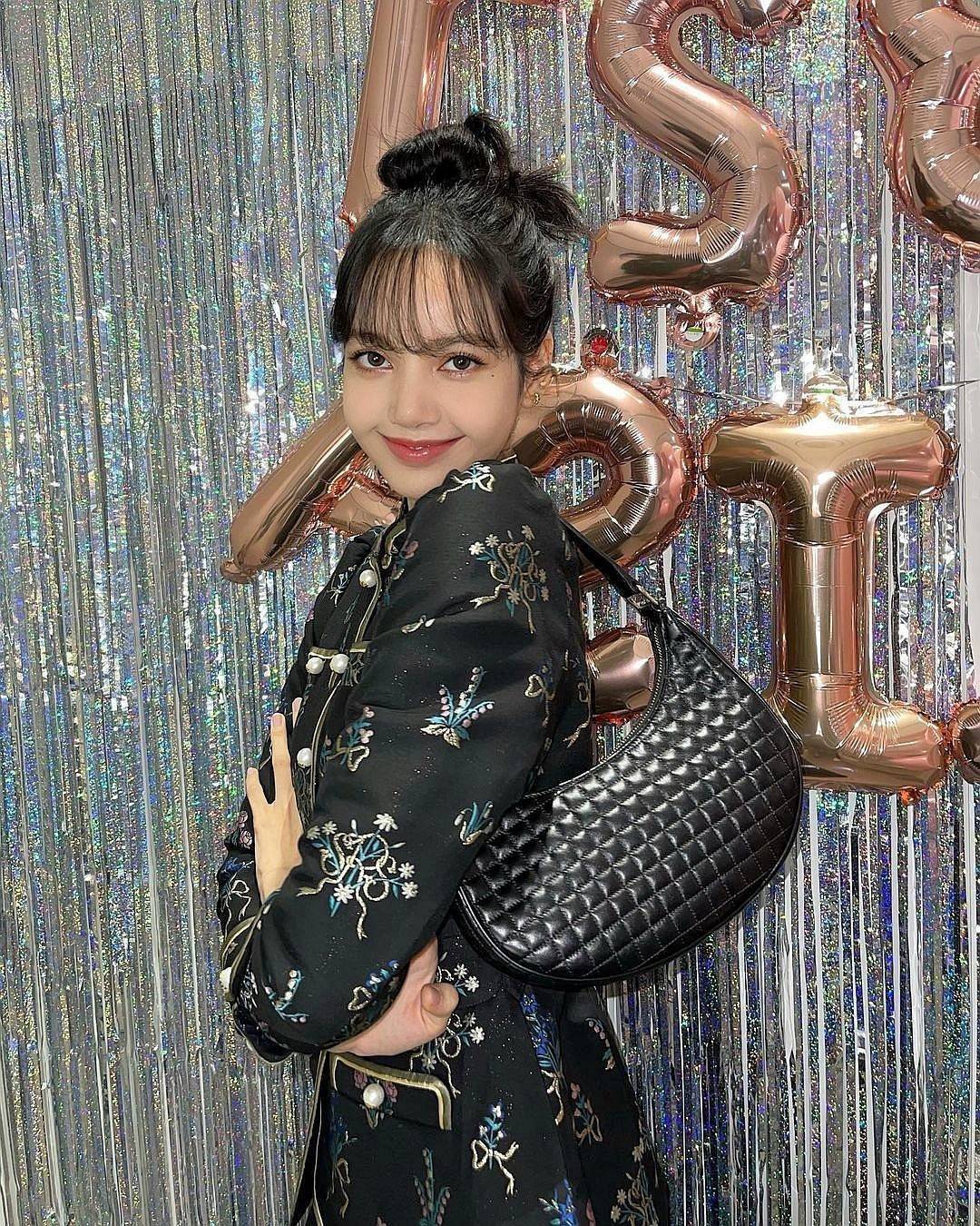 พรีเมี่ยมกิ๊ฟแท้ 100% 】CELINE SHOULDER BAG VIP GIFT WITH PURCHASE (GWP) พรีเมี่ยมกิ๊ฟ Limited Edition จาก CELINE HAUTEPARFUME DUTYFREE COUNTER วัสดุ LAMBSKIN หนังนิ่มสวยอยู่ทรงดีไซน์หรูฮิตสุดๆในเกาหลี เปิดปิดด้วยซิปแบรนด์สีทอง