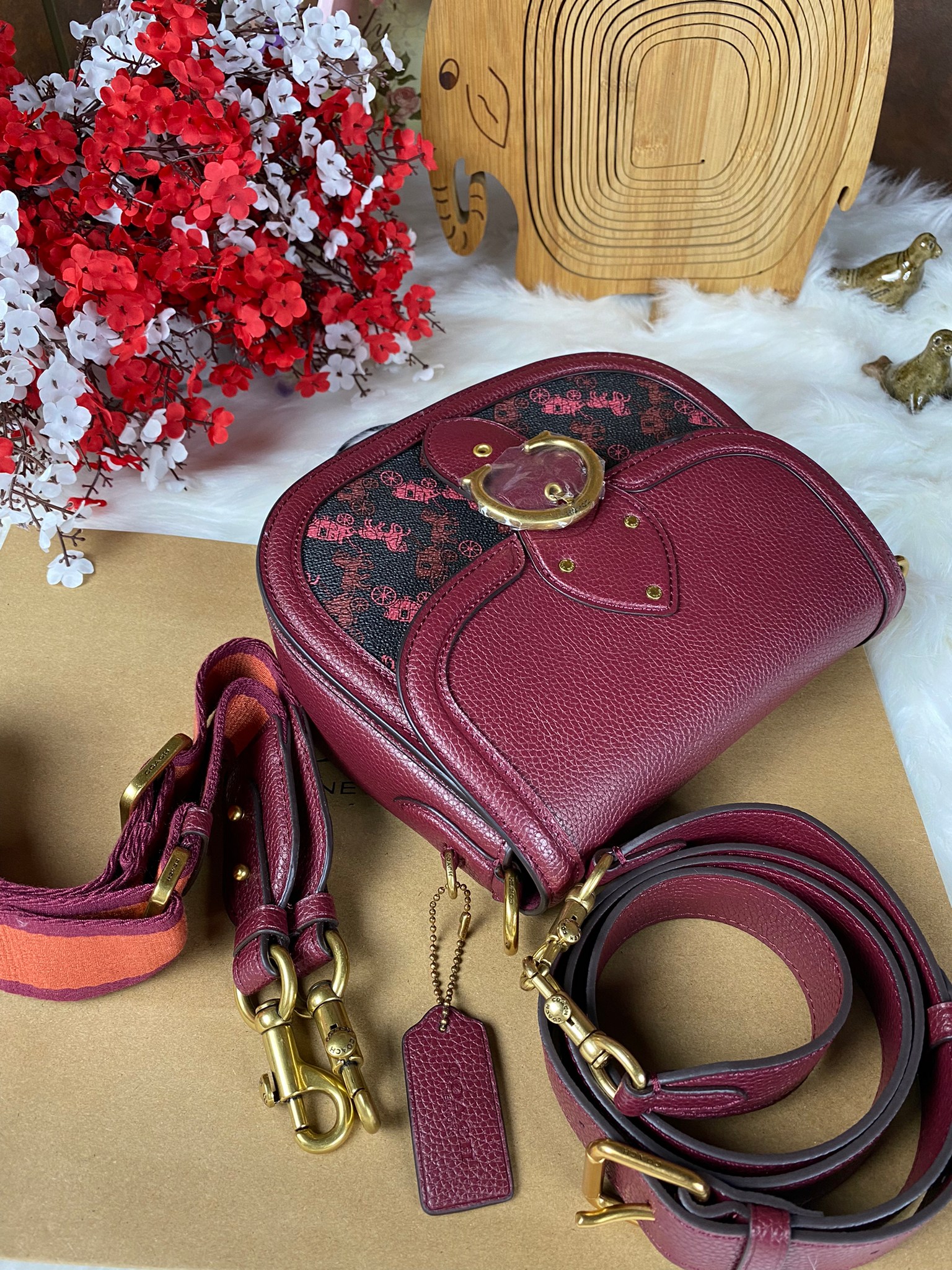 OUTLET 】COACH BEAT SADDLE BAG 10 แบบพร้อมส่ง จุกๆ เลยค่า The best item! ที่สาวๆรอคอย! ฮอตไฟลุก! สีหายาก ละมุนคุณหนู คอลเลคชั่นใหม่ ดีไซน์หรูหรา พิเศษมากๆมาพร้อมสายสะพาย 2 เส้น ใช้คู่กันหรือแยกสะพายก็สวยครบสูตร กระเป๋าสะพายทรง saddle คลาสสิค วัสดุหนัง glov