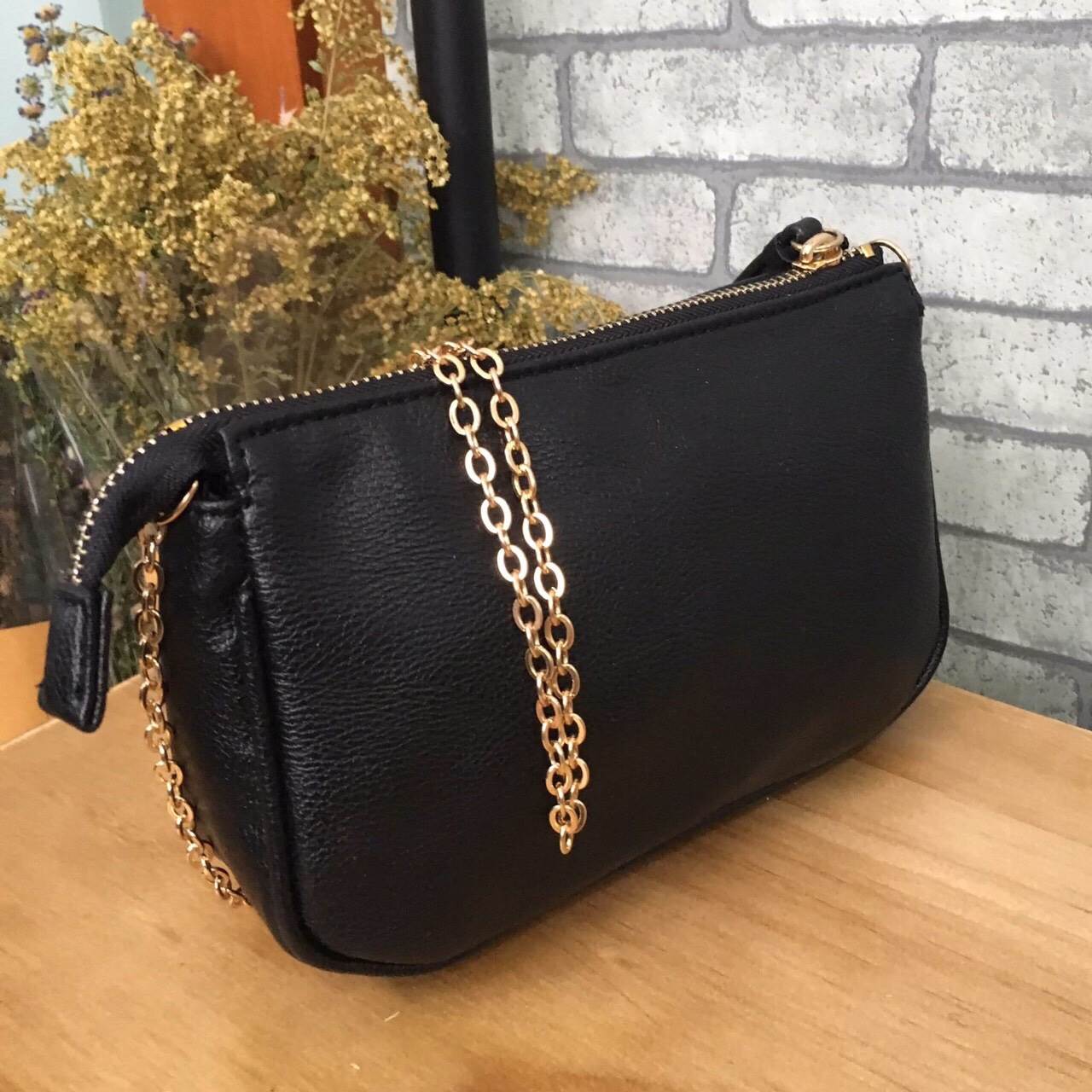 สินค้ามาใหม่ค่า😊 ทรงสุดฮิตจากแบรนด์ h&m กระเป๋า ทรงshoulder & clutch bag ตัวกระเป๋าลายหนังดี๊ดีค่า นิ่มมาก สามารถเก็บสายถือเป็นคลัชได้เลยน้า หรือสะพายพาดลำตัวก้อน่ารักค่าใบนี้ เรียบๆ เข้ากับชุดง่าย #จุดเด่นที่ น้ำหนักเบา สามารถ สะพายไหล่ข้างลำตัว