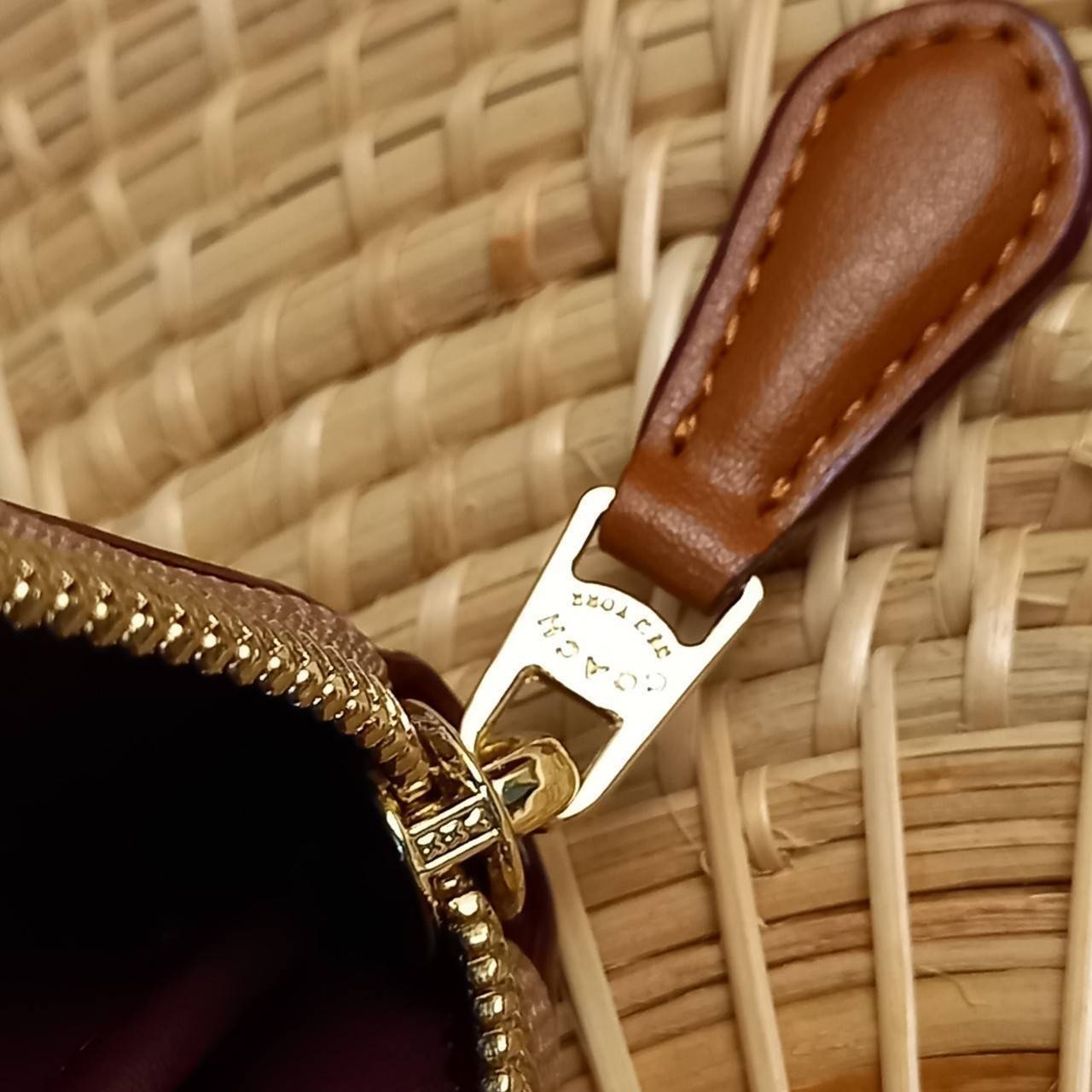 มาเท่าไหรก็ไม่เคยพอจริงๆ มีความต้องการกันถึงขีดสุด❣️😘>>COACH ACCORDION ZIP WALLET IN COLORBLOCK SIGNATURE CANVAS (COACH 31546)🍁กระเป๋าสตางค์ใบยาว ซิปรอบ //วัสดุหนังแคนวาสสลับหนังแท้ ดีไซน์สวย โดดเด่นลงตัวเป็นที่สุด ด้านในมีช่อ