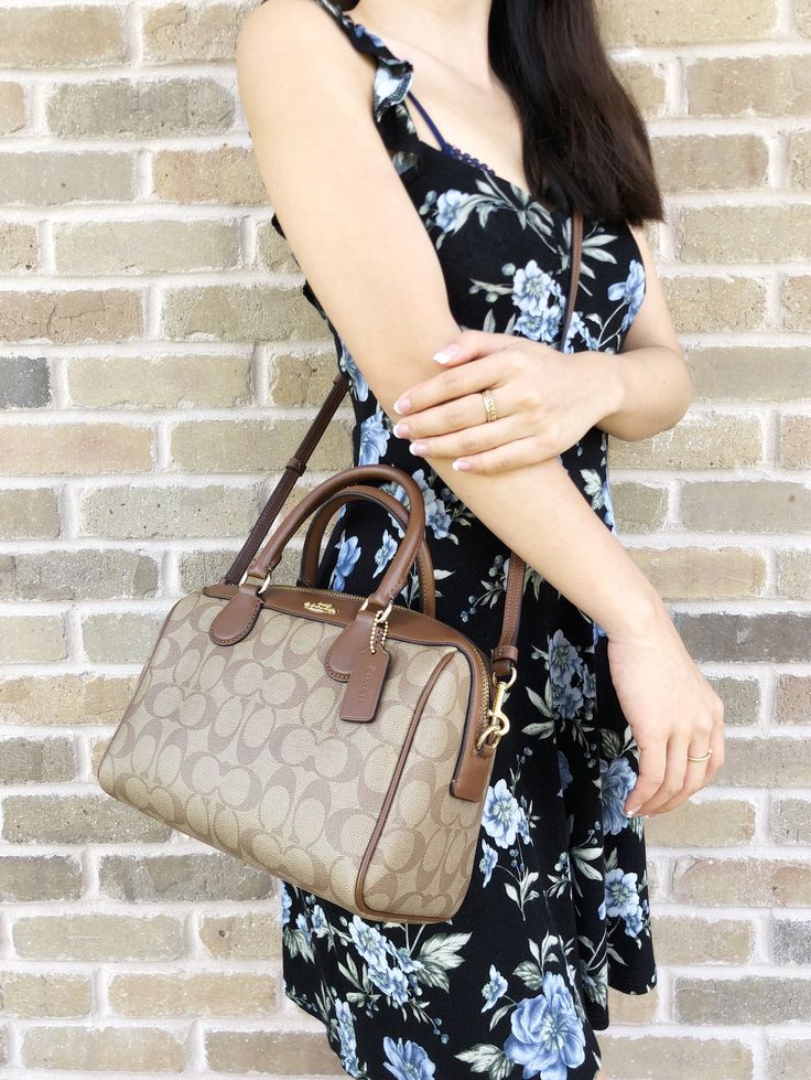 COACH F32203 MINI BENNETT SATCHEL IN SIGNATURE CANVAS กลับมาอีกครั้ง!! กับกระเป๋าทรงหมอนยอดฮิต 🥳 มีกี่สีก็ขายหมด วัสดุหนังแคนวาสเคลือบลาย ทรงสวยใช้งานได้ทุกโอกาส ภายในโล่งกว้างใส่ของได้เยอะ มีหูจับในตัว และสายสะพาย crossbody ปรับได้ตามตัว ใบนี้ไม่