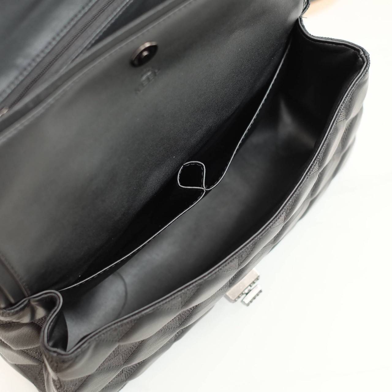 KEEP classic chain shoulder bag 👜 กระเป๋าทรงสวย คอลเลคชั่นใหม่ผลิตจากหนัง Microfiber สวย นิ่มมากๆ ทนทานกว่าเดิม !! ตัวกระเป๋าขนาดกำลังดี เย็บลายเเบบ Hand crafty สวย มีสไตล์สามารถใส่ กระเป๋าตังค์ยาว มือถือได้คะ สายโซ่อะไหล่ เทาดำ ดูคลาสสิคมาก ปรับไ