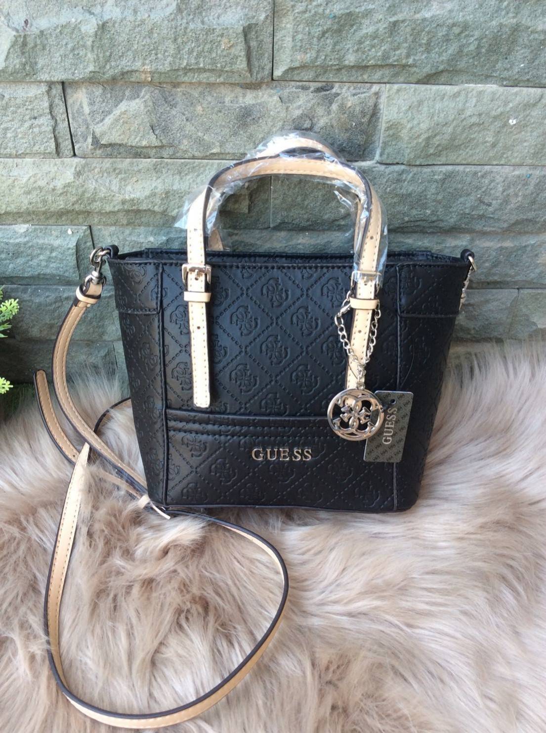 GUESS DELANEY CROSS BODY BAG กระเป๋าถือหรือสะพายรุ่นที่ฮิตและขายดีที่สุดจาก GUESS FACTORY คอลเลคชั่นใหม่วัสดุหนังเรียบปั้มลาย GUESS Signature รอบใบสวยหรูอยู่ทรง ขนาดกำลังดี น้ำหนักเบา ด้านหน้าประดับโลโก้พร้อมพวงกุญแจโลโก้แบรนด์ห้อยที่หูหิ้วถอดเเยกใช้ได้ เ