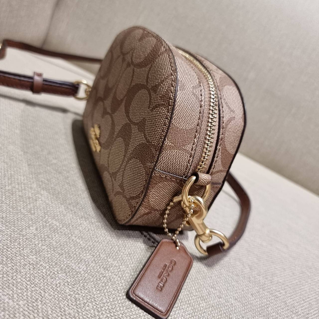 COACH 2628 MINI SERENA CROSSBODY IN SIGNATURE CANVAS ใหม่ที่สุด!! พร้อมส่งทุกสีเด็ด!! ย่อส่วนกระเป๋าสะพายคอลเลคชั่นยอดฮิต มินิเซเรนา ที่รับรองว่าน้องน่ารักม้ากกก!! ขนาดเล็กกุ๊งกิ๊ง แต่ดีเทลยิ่งใหญ่ วัสดุหนังแคนวาสเคลือบลาย เปิด-ปิดด้วยซิป สะดวกใช้ ภายในเป