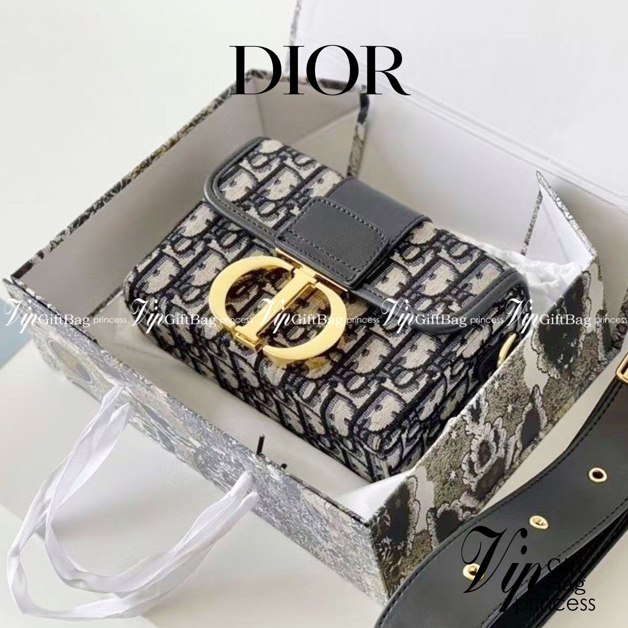 DIOR MINI BAG 7" กระเป๋าสะพายทรงกล่องเปิดหน้า แต่งอะไหล่CD ด้านหน้า มาพร้อมสายสะพายสามารถปรับระดับได้ ทรงสี่เหลี่ยมหนังเรียบสวยหรูอยู่ทรง ภายในโล่งมีโลโก้สามารถใส่มือถือของใช้จุกจิกได้ มาพร้อมถุงผ้ากล่องแบรนด์ รุ่นตามหานะคะ กำลังฮิตสุดๆ ภาพถ่ายจากสิน