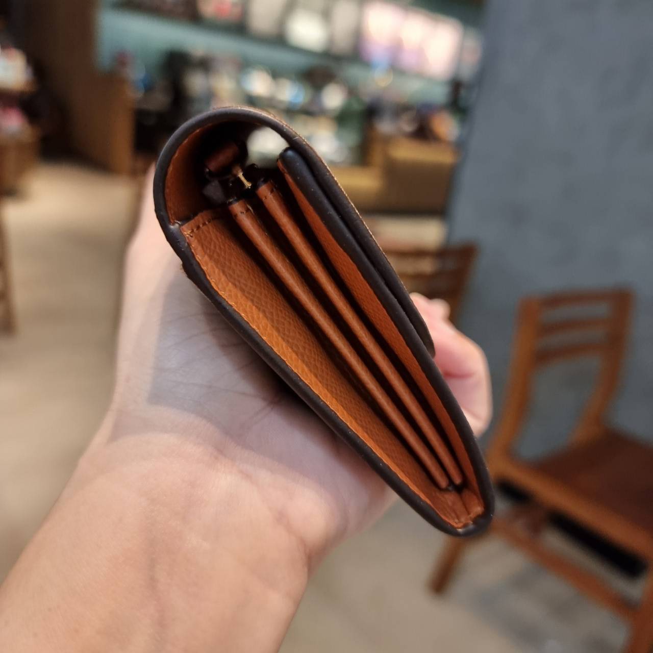 COACH F52601 POP SLIM ENVELOPE WALLET IN SIGNATURE รุ่นขายดี ขายหมด!! รุ่นหายาก!! เติมสต็อคจ้า!! กระเป๋าสตางค์รุ่นฝาพับ ดีไซน์เรียบหรู คลาสสิค ใช้งานง่ายและสะดวกมากๆ ด้วยซองซิปที่เสียบด้านหลัง ถอดแยกออกมาใช้ได้ หรือเอาออก พกกระเป๋าเดี่ยวๆก็ได้ ถือใบนี้ดูไ