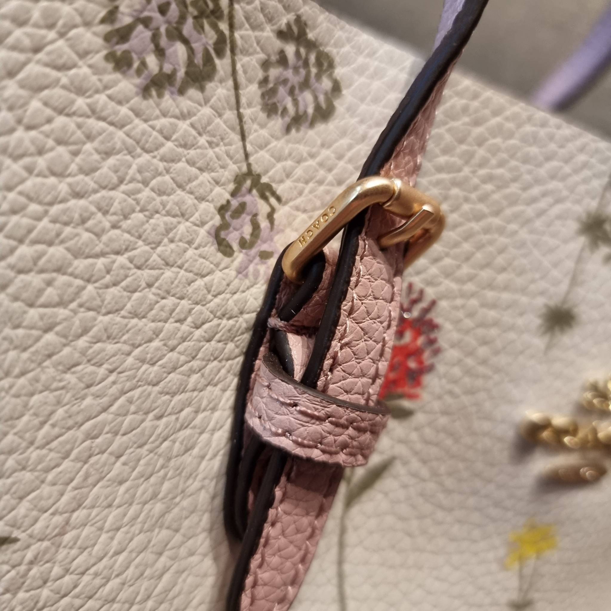 COACH C4084 MOLLIE TOTE 25 WITH SPACED WILDFLOWER PRINT ดีไซน์ใหม่ล่าสุด กระเป๋าโท้ทไซส์เล็กที่สาวๆต่างก็ต้องปักใจรัก รอบนี้น้องถูกเติมแต่งลวดลายดอกไม้ เพิ่มดีเทลความน่าใช้ไปอีก วัสดุหนัง pepble เรียบหรูดูดีม้าก!! ภายในโล่งกว้าง มีช่องซิปกลางใส่ของได้ ขนา