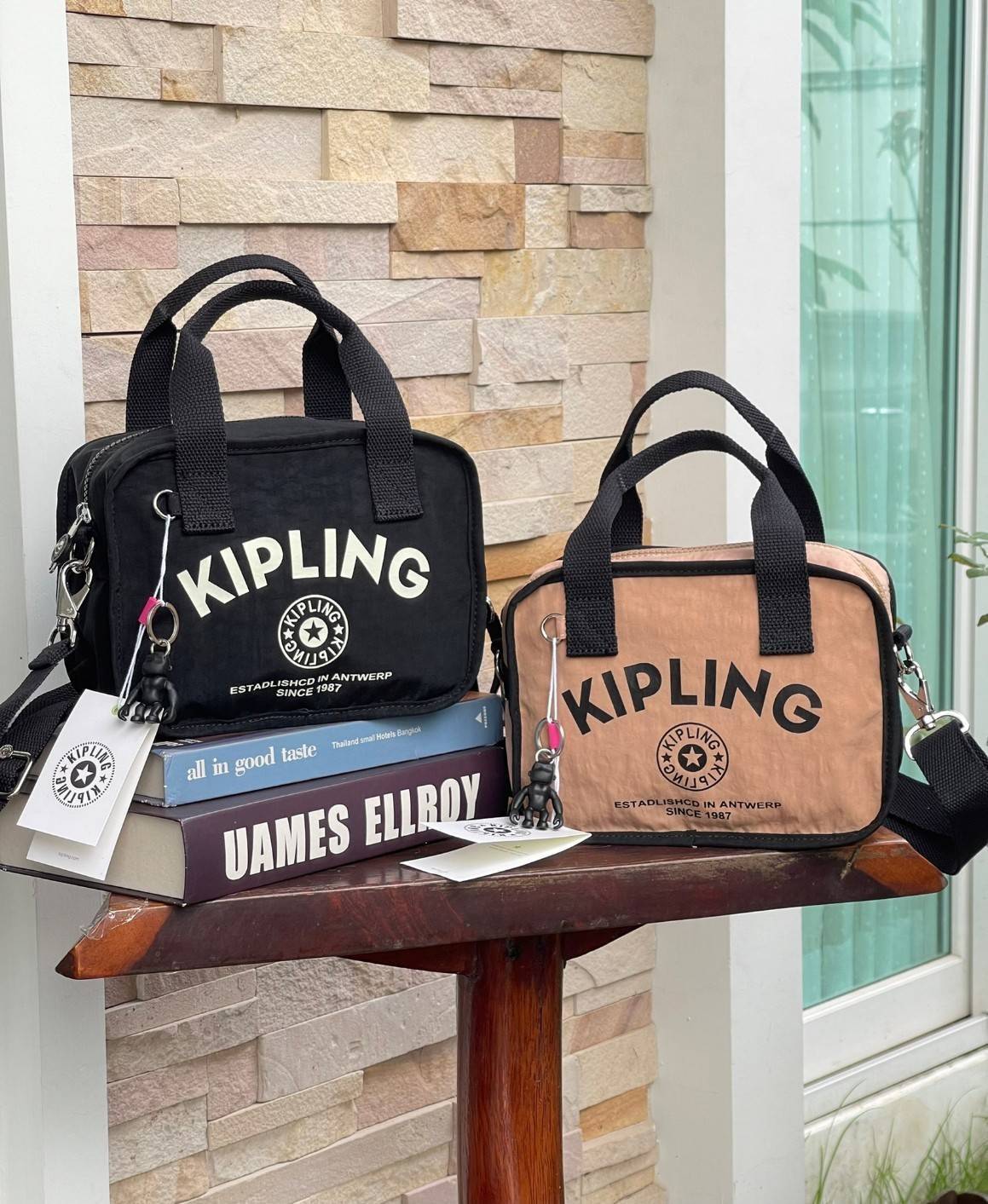 Kipling Kirsty Small Handbag (KI6275) กระเป๋าถือหรือสะพายทรงcrossbody จากคอลเลคชั่นใหม่ล่าสุด ที่เน้นฟังก์ชั่นแบบไม่ซับซ้อน สีสันเรัยบง่ายเข้าได้กับสีเสื้อผ้าได้ดี สามารถใส่ของที่จำเป็นสำหรับผู้หญิงได้แทบทุกอย่างไม่ว่าจะเป็น มือถือ กระเป๋าสตางค์หรือเครื่อ
