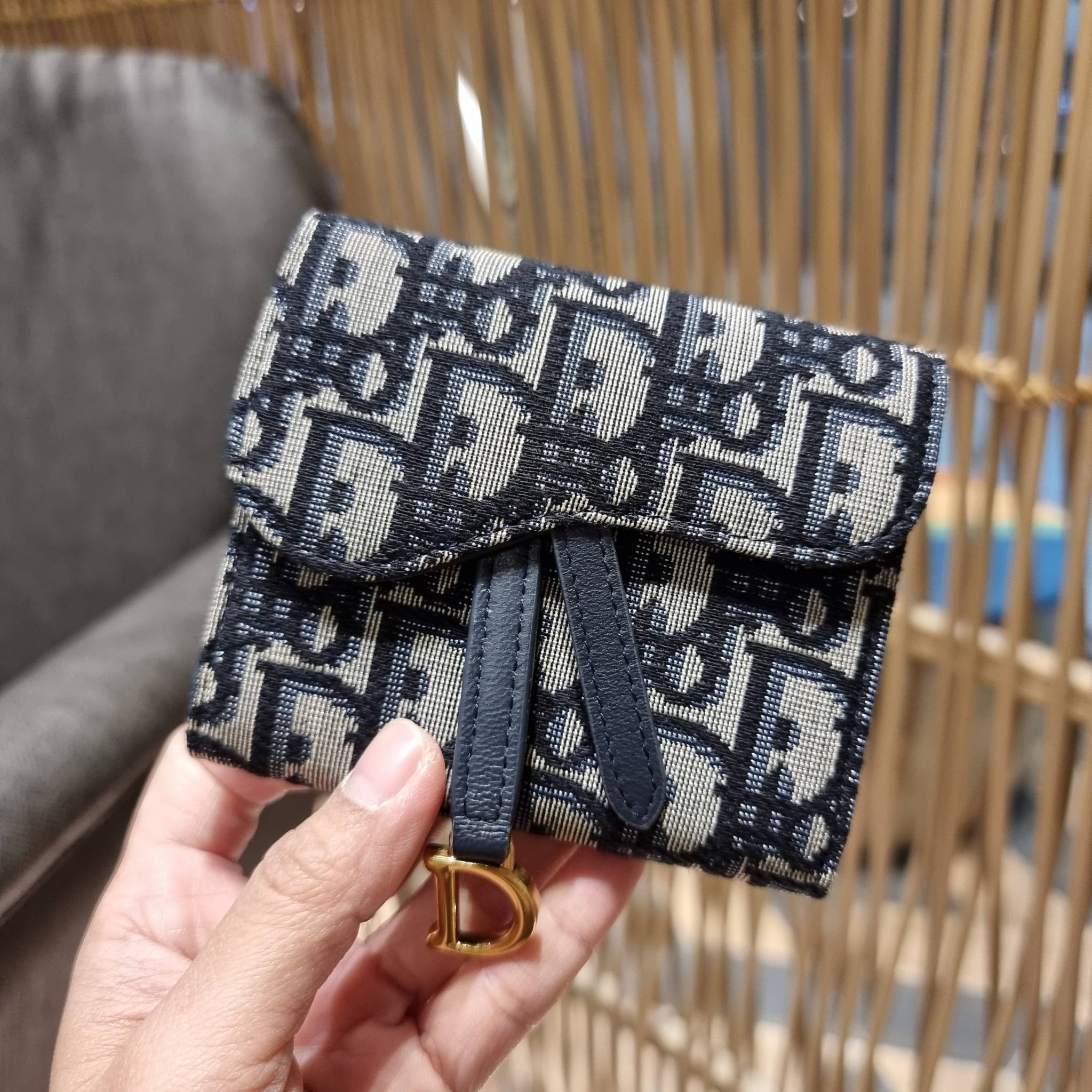 VIP 】CD MULTI WALLET WITH GWP กระเป๋าสตางค์ขนาดเหมาะมือ กะทัดรัดไม่กินพื้นที่ พรีเมี่ยมกิ๊ฟจากเคาน์เตอร์ ดีไซน์แบบพับ ใช้งานง่าย สวยน่ารักน่าใช้ตรงโลโก้ห้อย วัสดุผ้าแคนวาสปักลาย สลับหนังแท้ภายใน ภายในมีช่องใส่บัตร ใส่ธนบัตรได้ สะดวกใช้มากๆ มาพร้อม box set