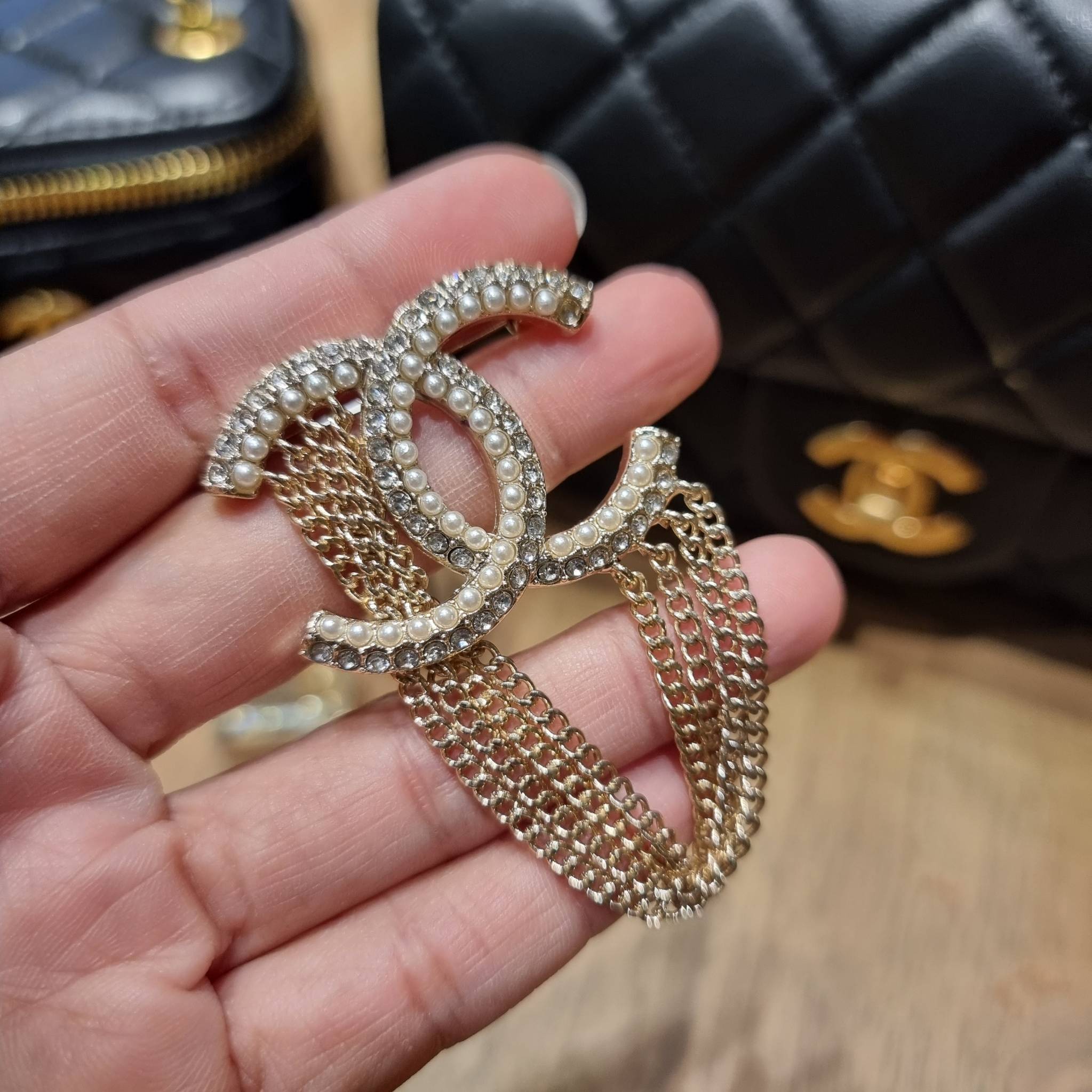 VIP 🥂 เซ็ทคือที่สุดของความคุ้ม CHANEL GIFT BOX SET สุดหรูชวนให้สะสม สุดยอดไอเท็มหายากพร้อมเสิร์ฟครบชุด สุดคุ้ม มาพร้อมกระเป๋าสะพายถึง 2 ใบ สุดหรูลิมิเต็ด จับคู่รุ่นยอดฮิต และที่พิเศษยังมีน้ำหอมตัวท็อปมาให้อีก chanel no.5 ที่แสนจะเย้ายวน ในขนาด 7.5